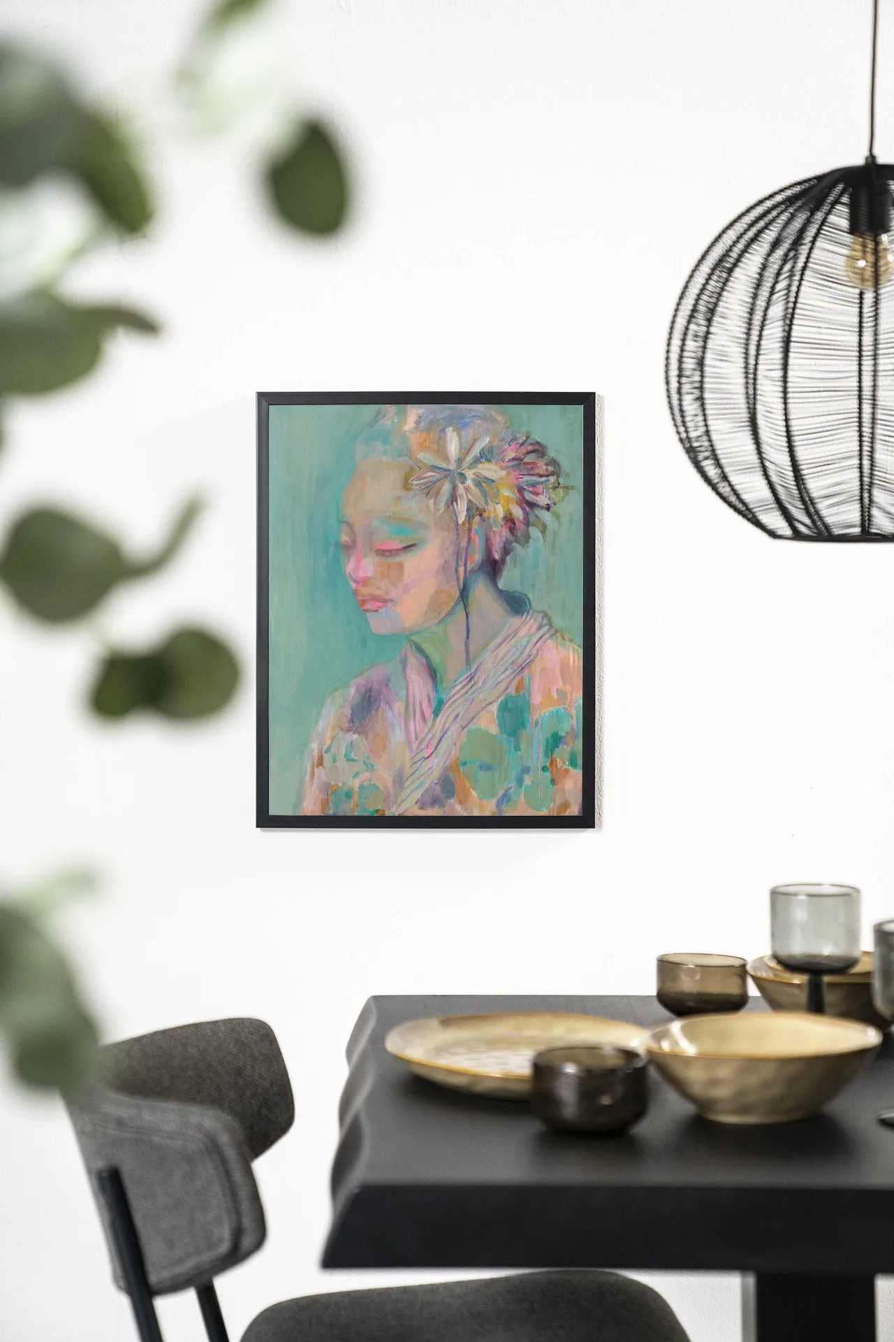 Wandkleed Calm - Urban Cotton hangend aan een witte muur boven een zwarte tafel met gouden schalen