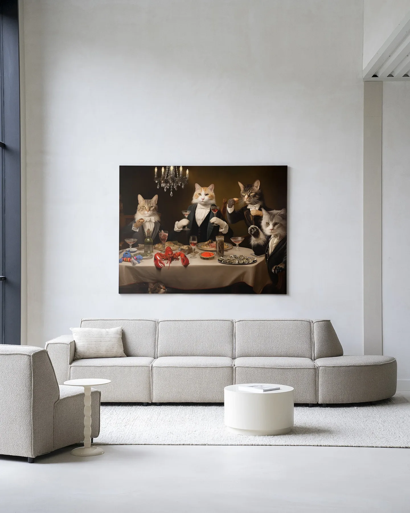 Wandkleed Cat Supper - Urban Cotton hangt boven een bank in een moderne woonkamer