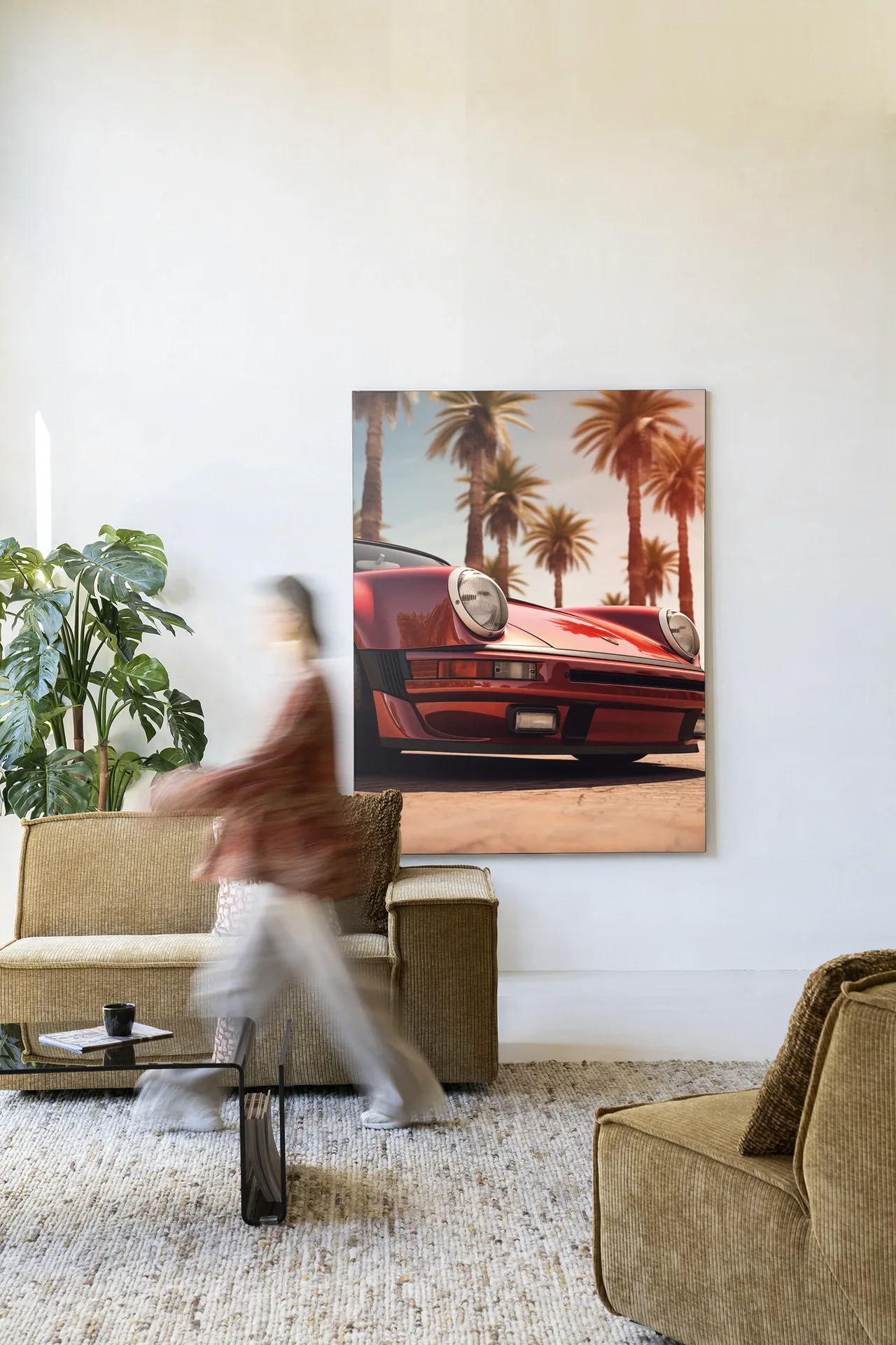 Een Wandkleed Palm Springs - Urban Cotton hangt aan een witte muur in een woonkamer met een persoon in beweging