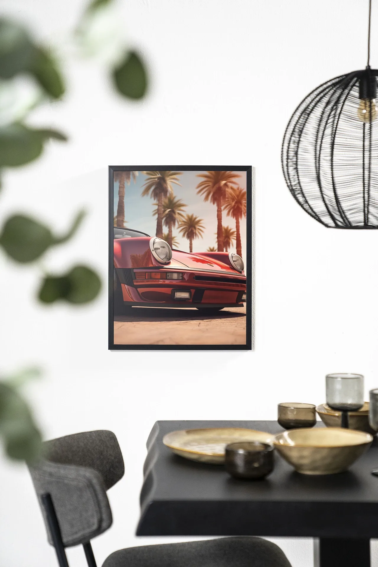 Wandkleed Palm Springs hangt in een zwarte lijst aan een witte muur boven een zwarte tafel - Urban Cotton