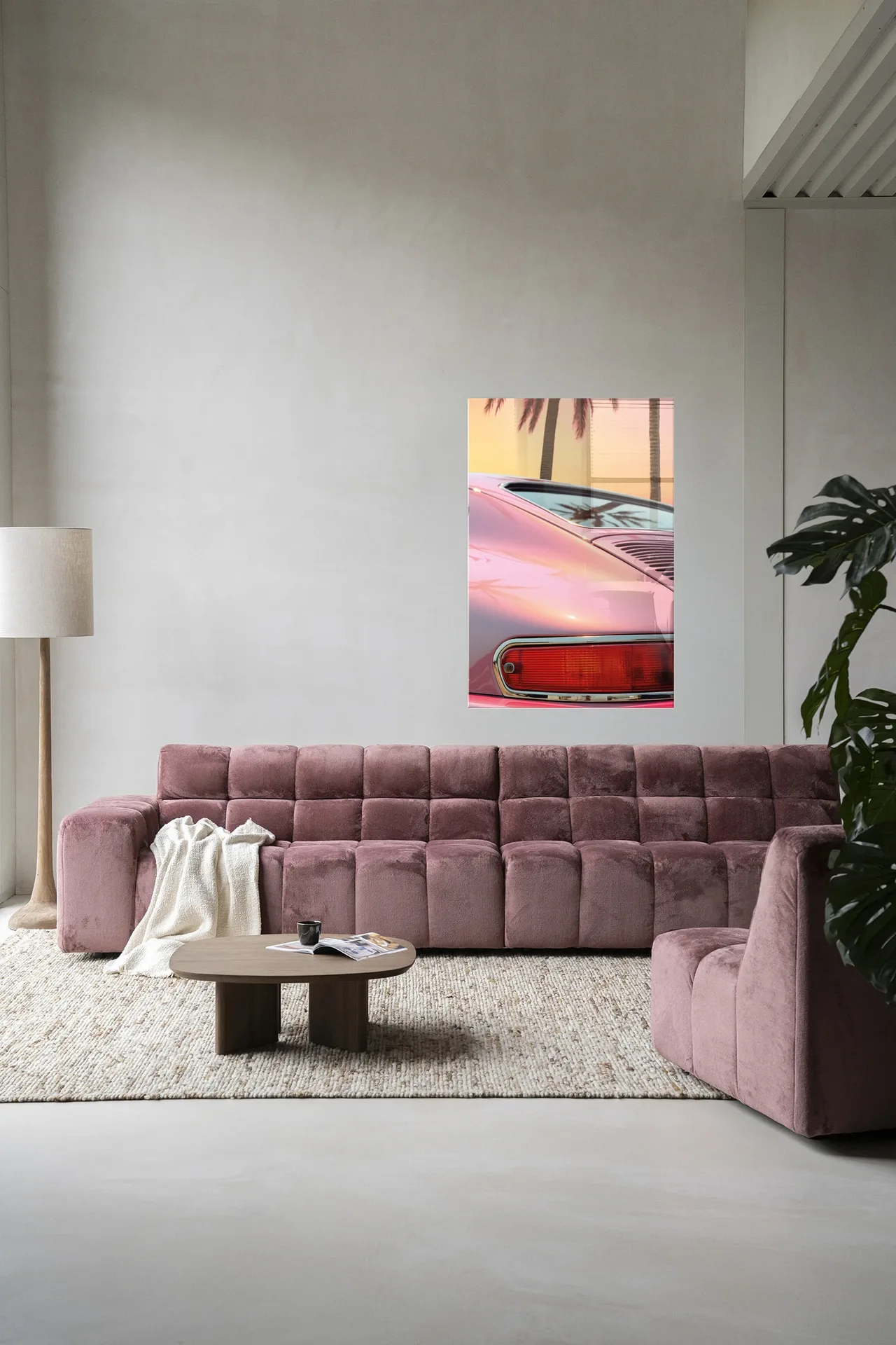 Wandkleed Miami Vice - Urban Cotton hangend boven een roze bank in een moderne woonkamer