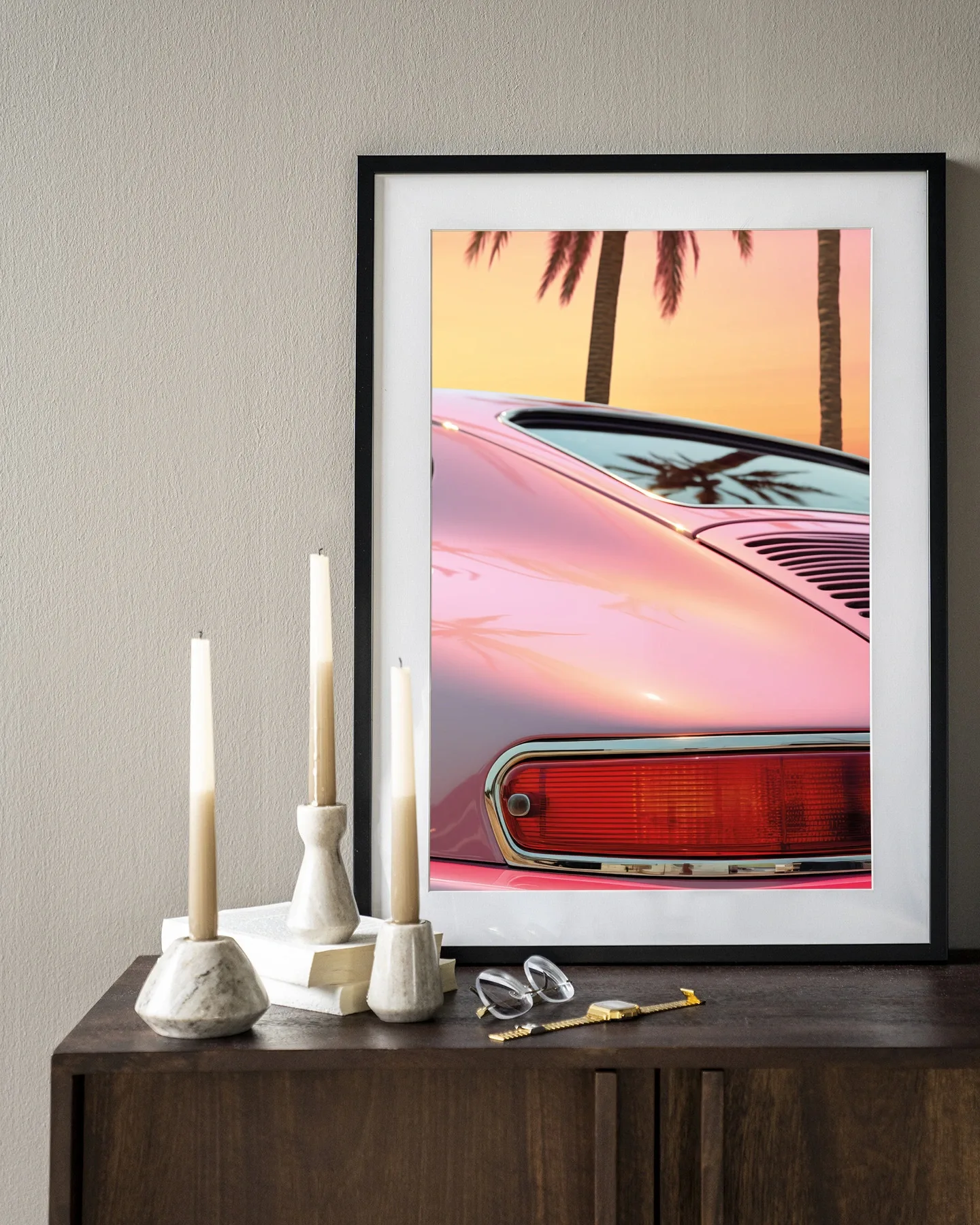 Ingekaderd Wandkleed Miami Vice - Urban Cotton op een houten dressoir met kaarsen en accessoires