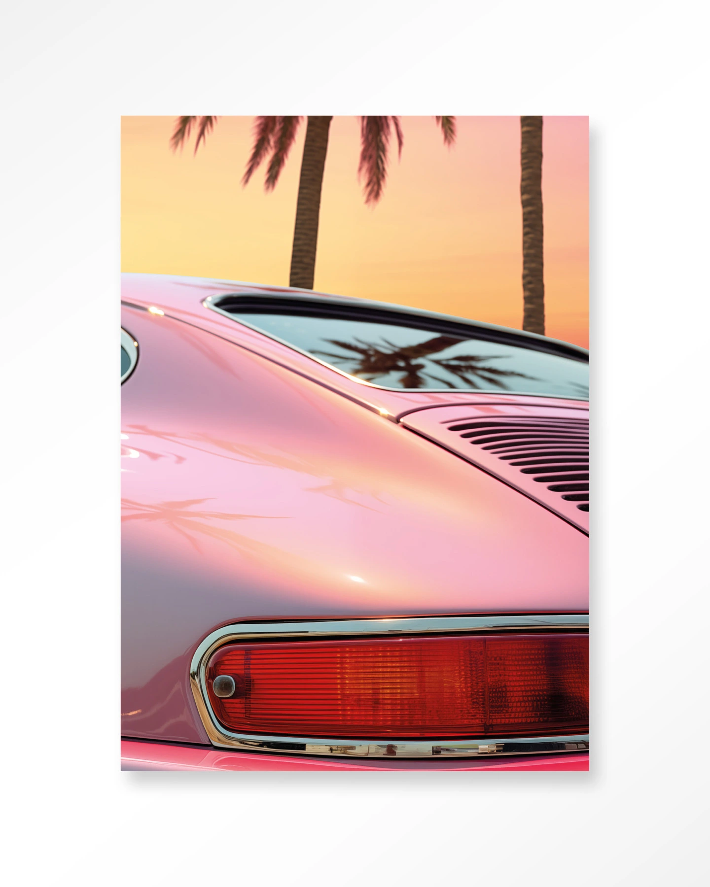 Wandkleed Miami Vice - Urban Cotton toont de achterkant van een roze auto met palmboomreflecties