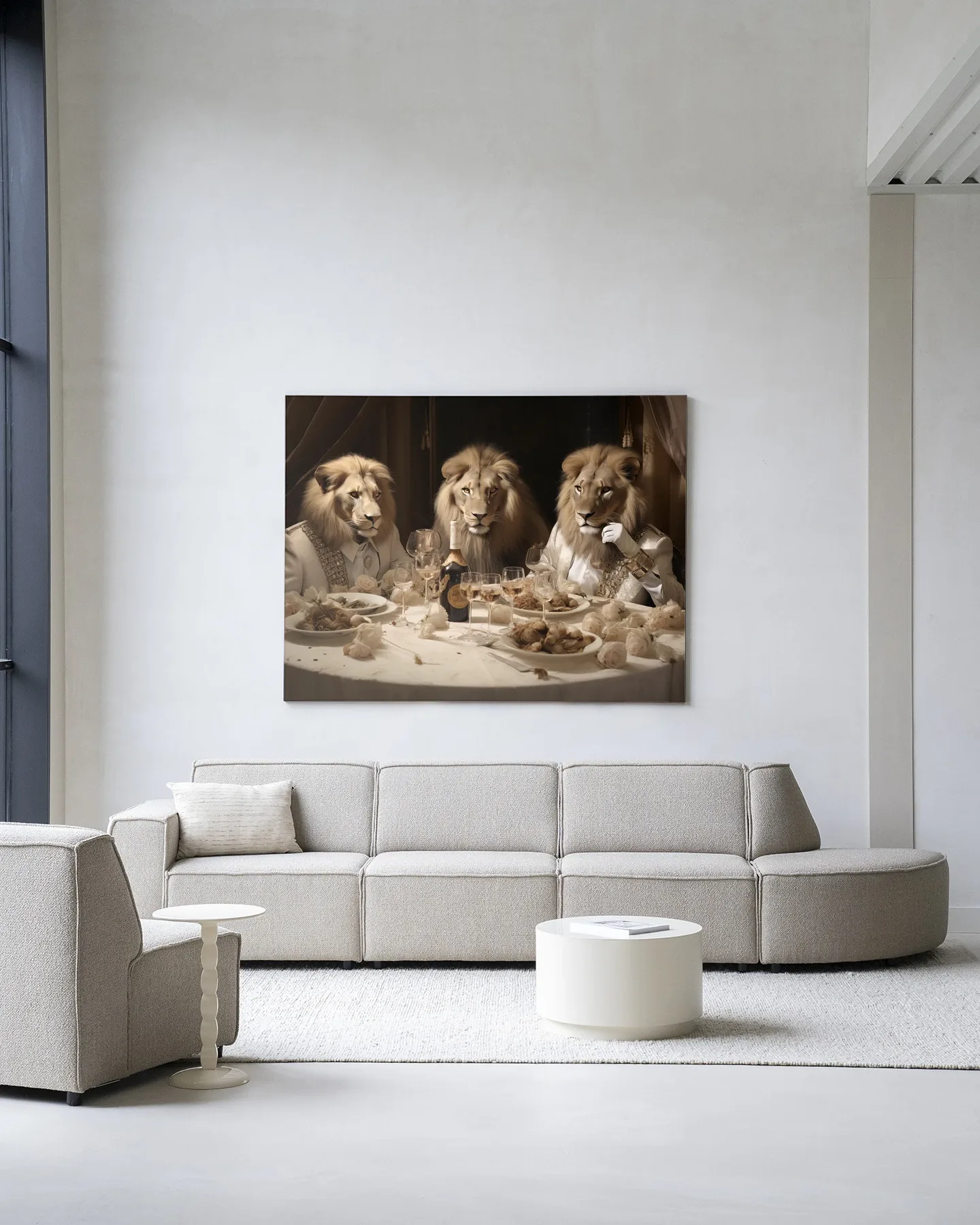 Wandkleed The Gentlelions Club - Urban Cotton hangend boven een bank in een moderne woonkamer