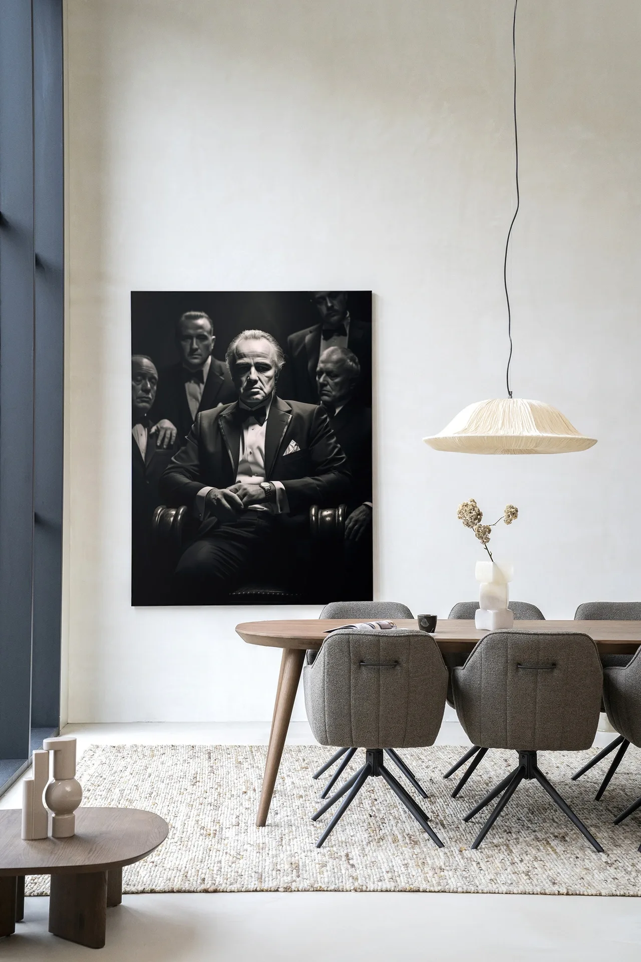 Wandkleed Dons Legacy - Urban Cotton hangt in een moderne eetkamer boven een houten tafel