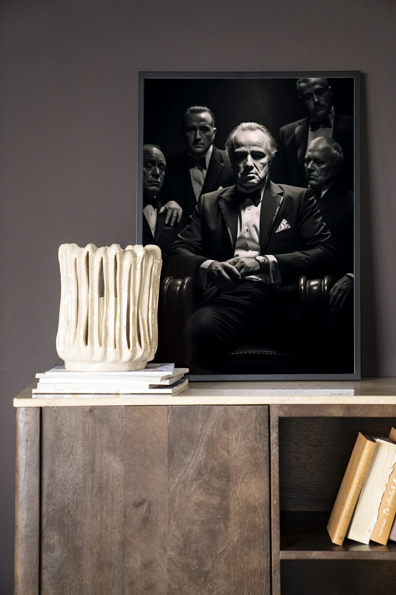 Wandkleed Dons Legacy - Urban Cotton hangt aan een donkergrijze muur boven een houten dressoir