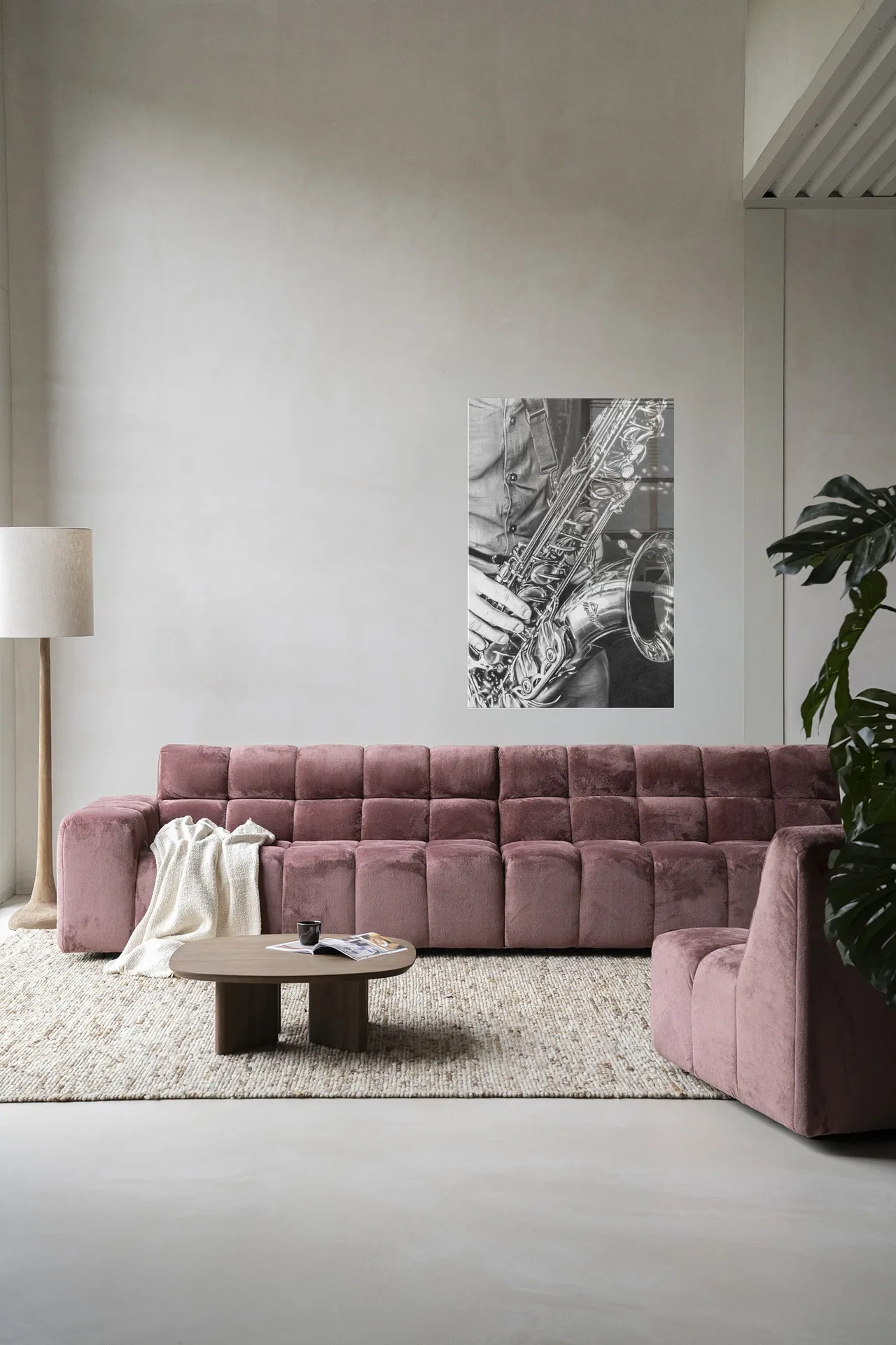 Wandkleed The man with the sax hangt boven een roze bank in een moderne woonkamer - Urban Cotton