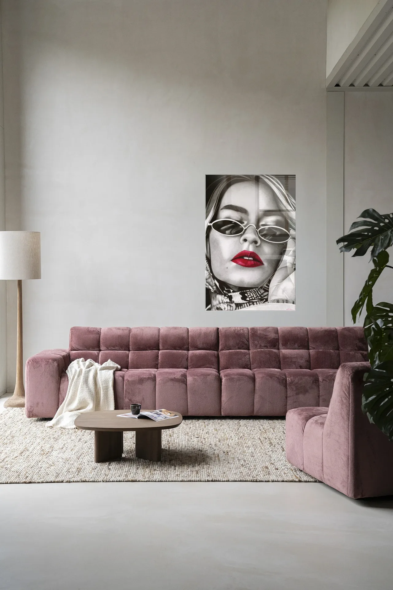 Wandkleed Fresh red - Urban Cotton hangend boven een roze bank in een moderne woonkamer
