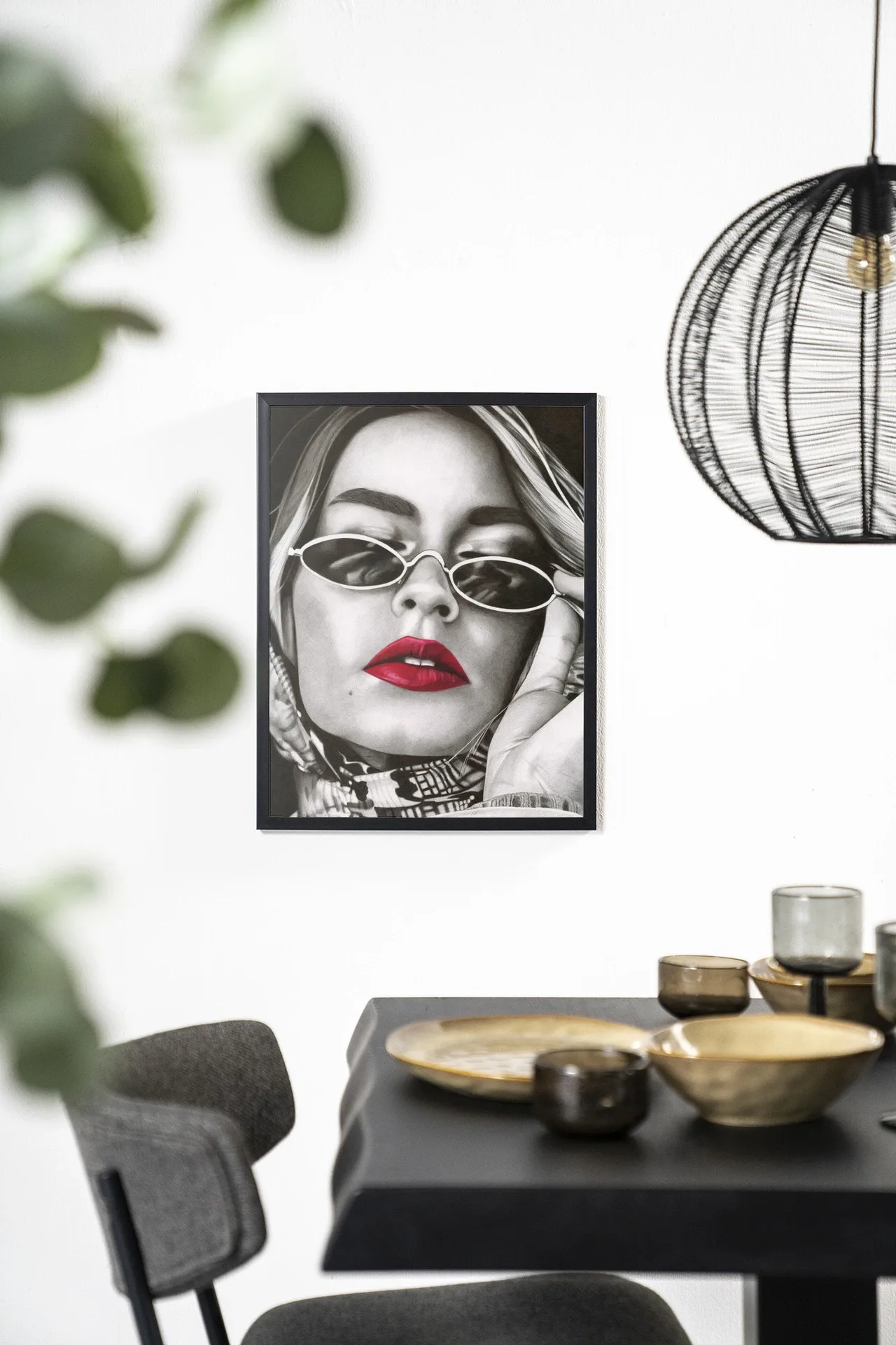 Wandkleed Fresh red - Urban Cotton hangt aan een witte muur boven een gedekte eettafel