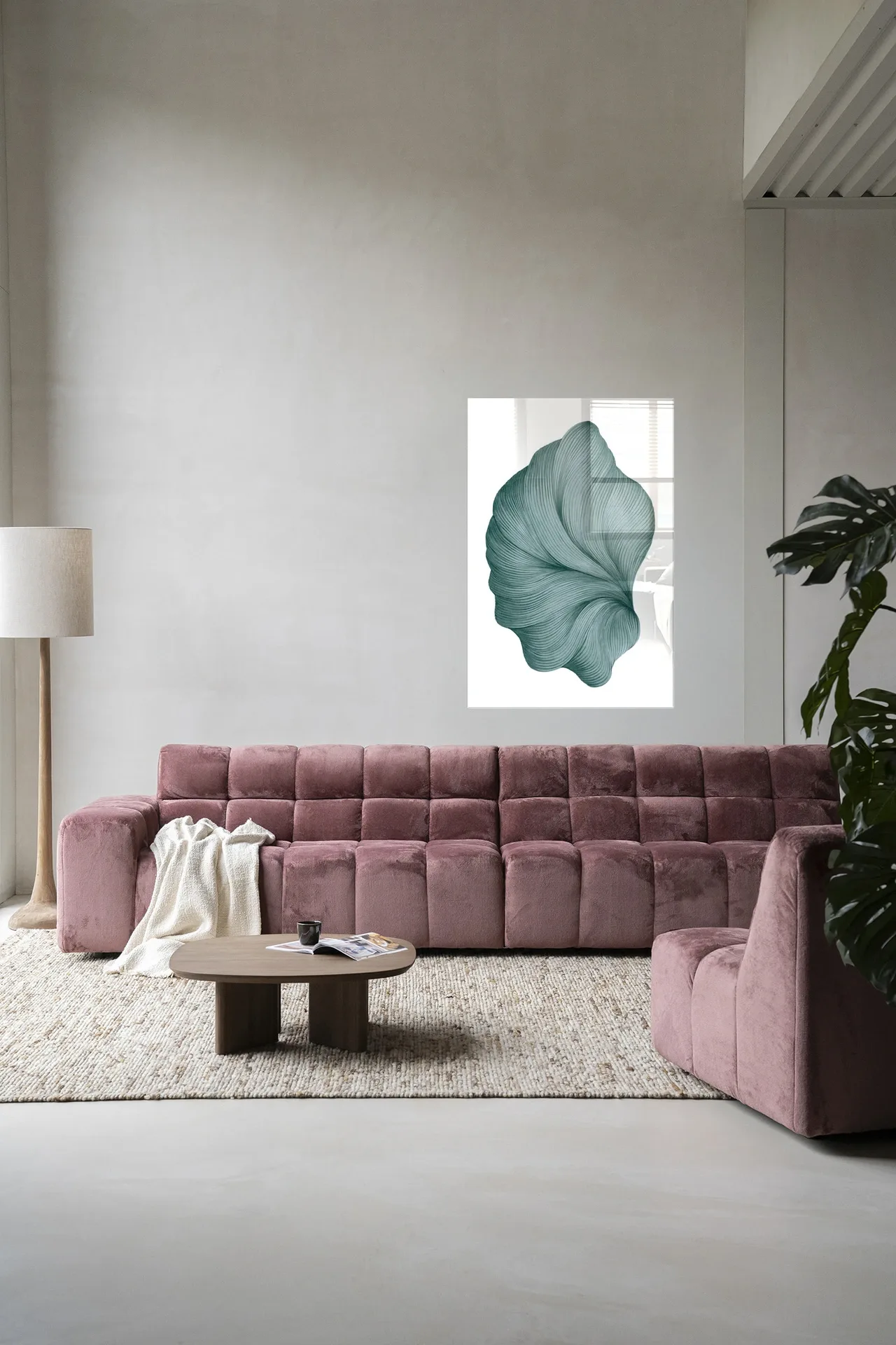 Wandteppich DWG-S - Urban Cotton hängt über einem rosa Sofa in einem hellen Wohnzimmer