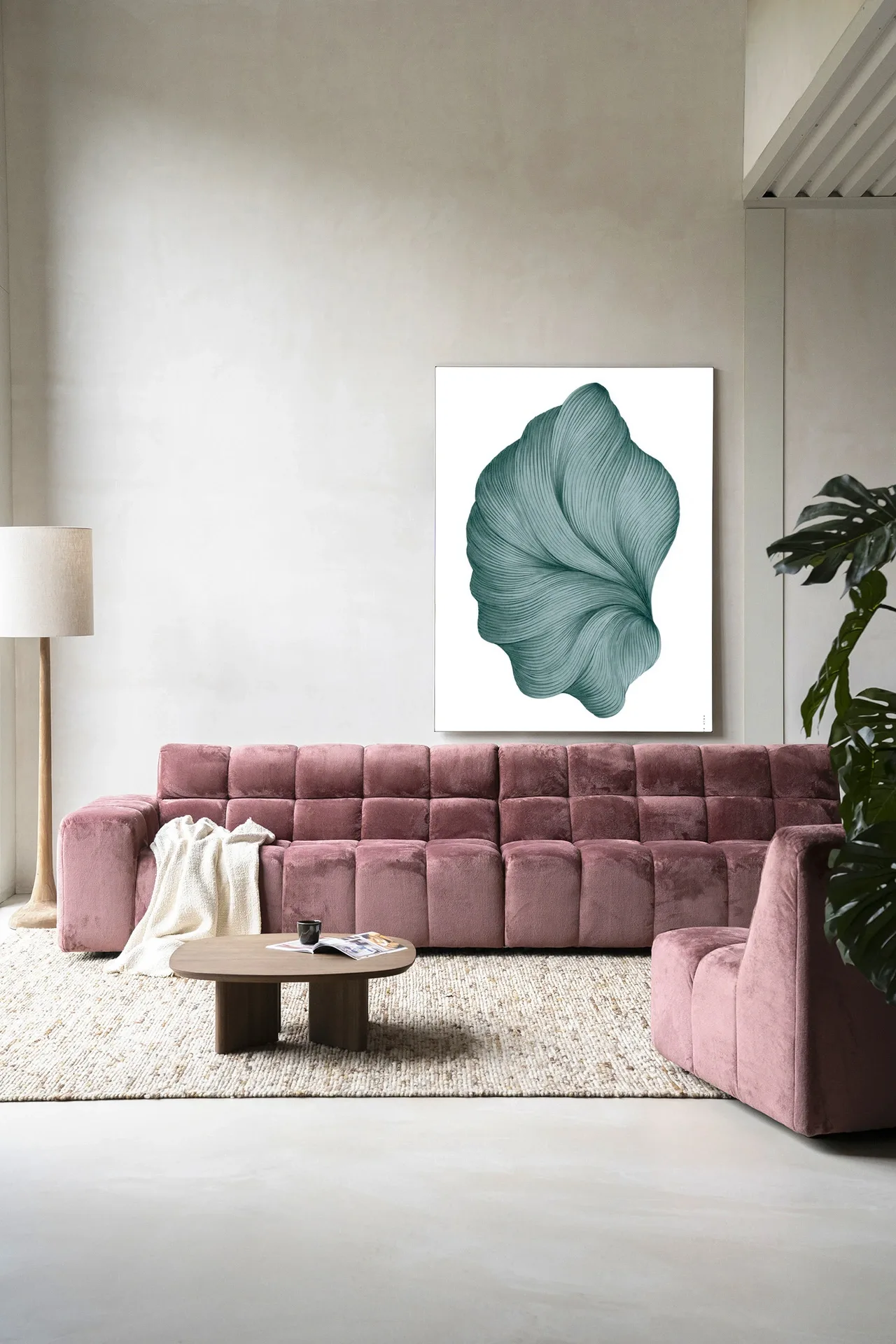 Ein rosa Sofa und ein rosa Sessel stehen in einem hellen Wohnzimmer mit dem Wandteppich DWG-S - Urban Cotton an der Wand