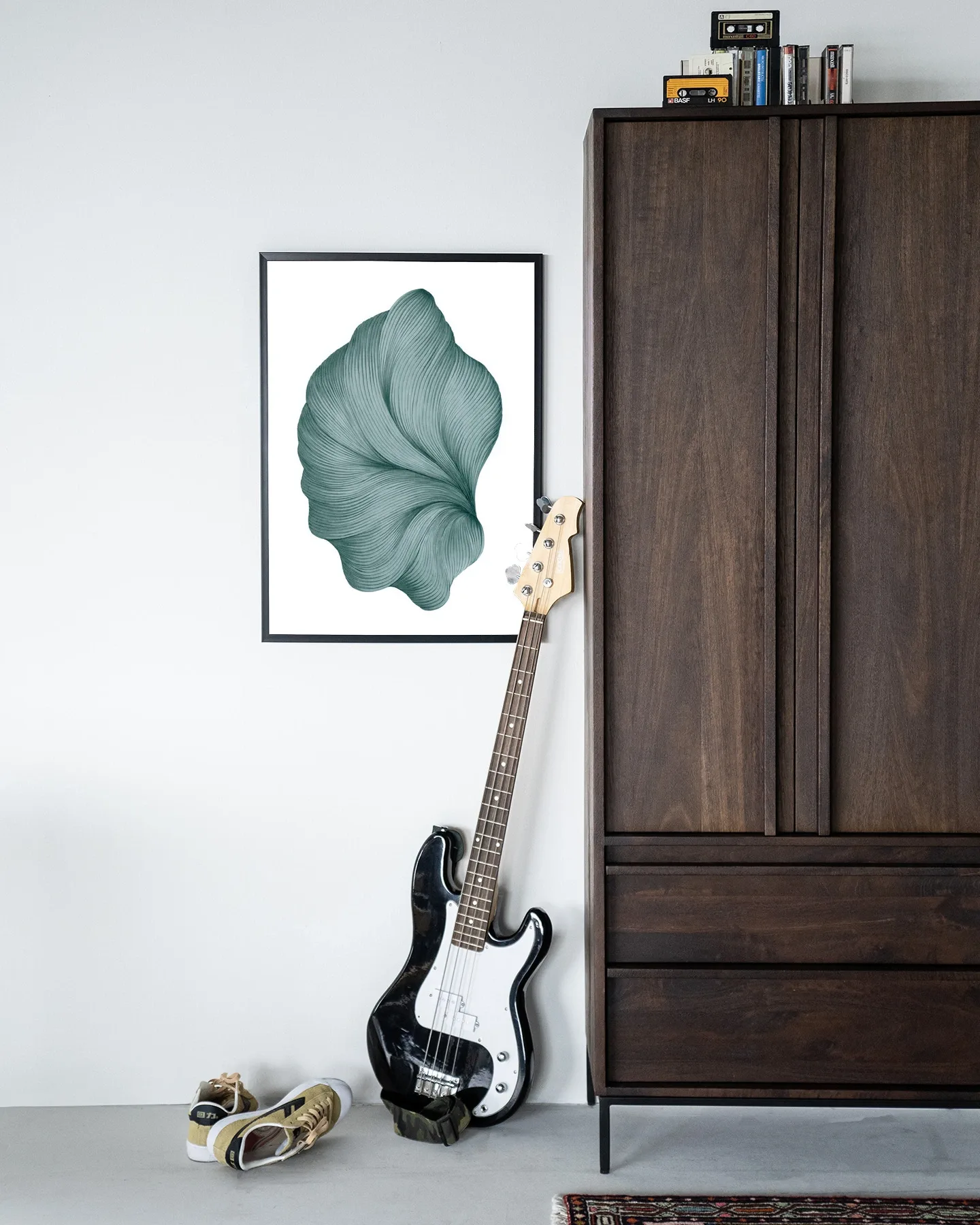 Wandteppich DWG-S - Urban Cotton hängt an einer weißen Wand in einem modernen Interieur