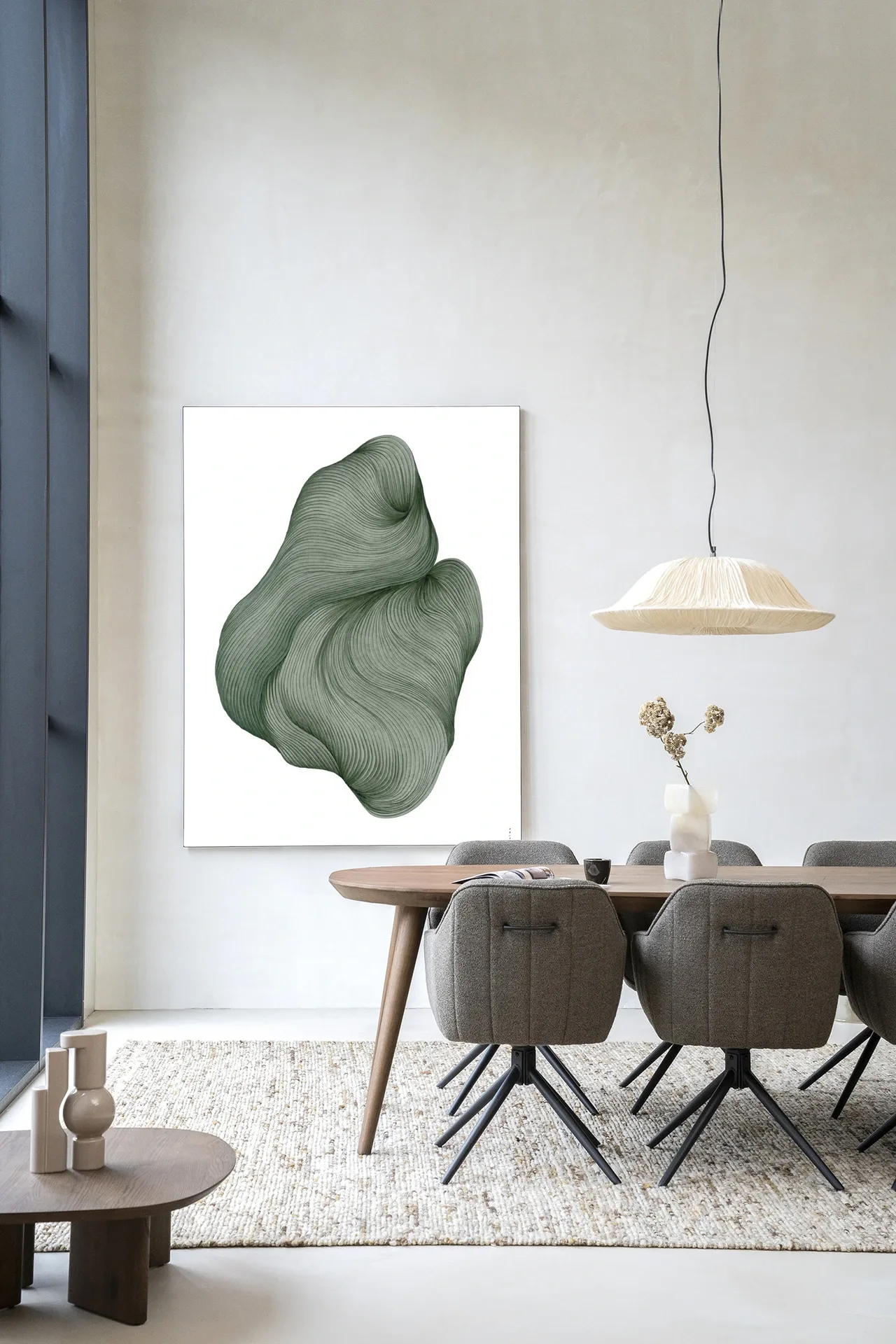 Wandkleed DWG-J - Urban Cotton in een moderne eetkamer met houten tafel en grijze stoelen