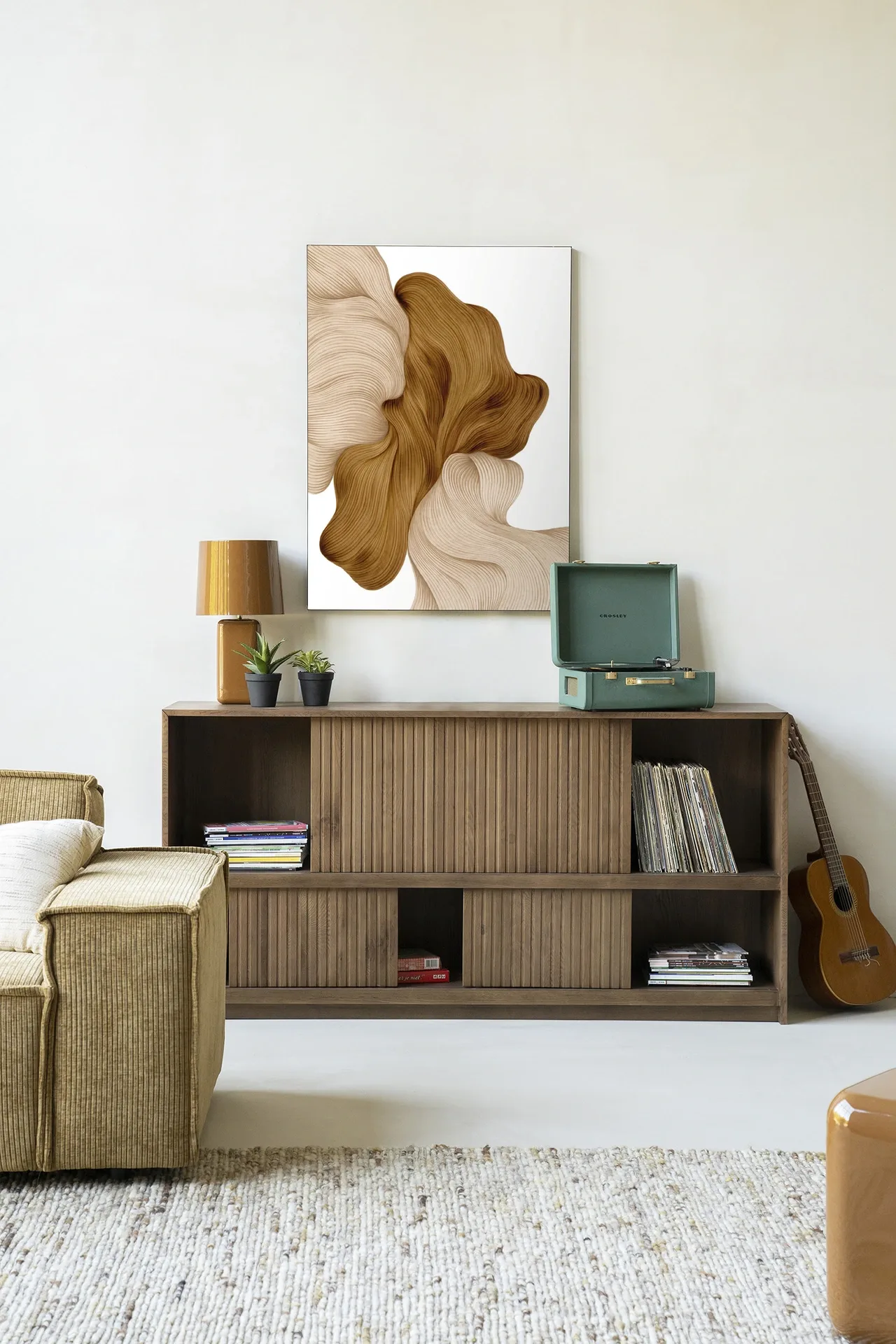 Wandkleed DWG-N - Urban Cotton hangt boven een houten dressoir met een platenspeler en decoratie in een lichte woonkamer