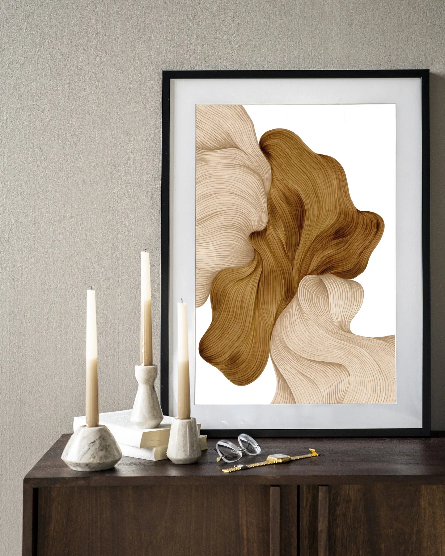 Wandkleed DWG-N - Urban Cotton hangend aan een lichte muur boven een houten dressoir