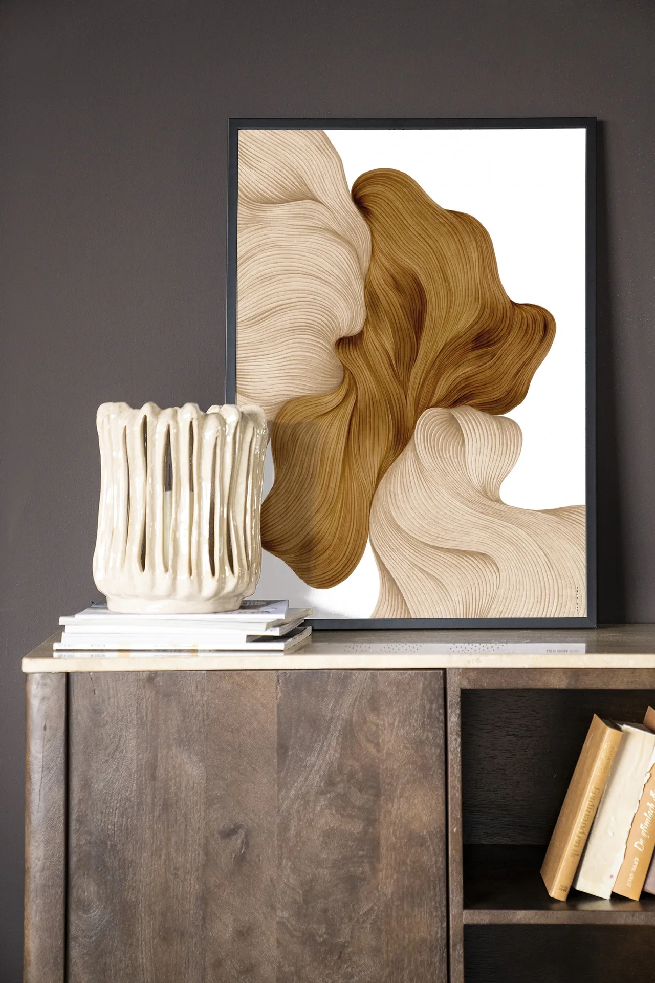 Wandkleed DWG-N - Urban Cotton hangend boven een houten dressoir met een vaas en boeken