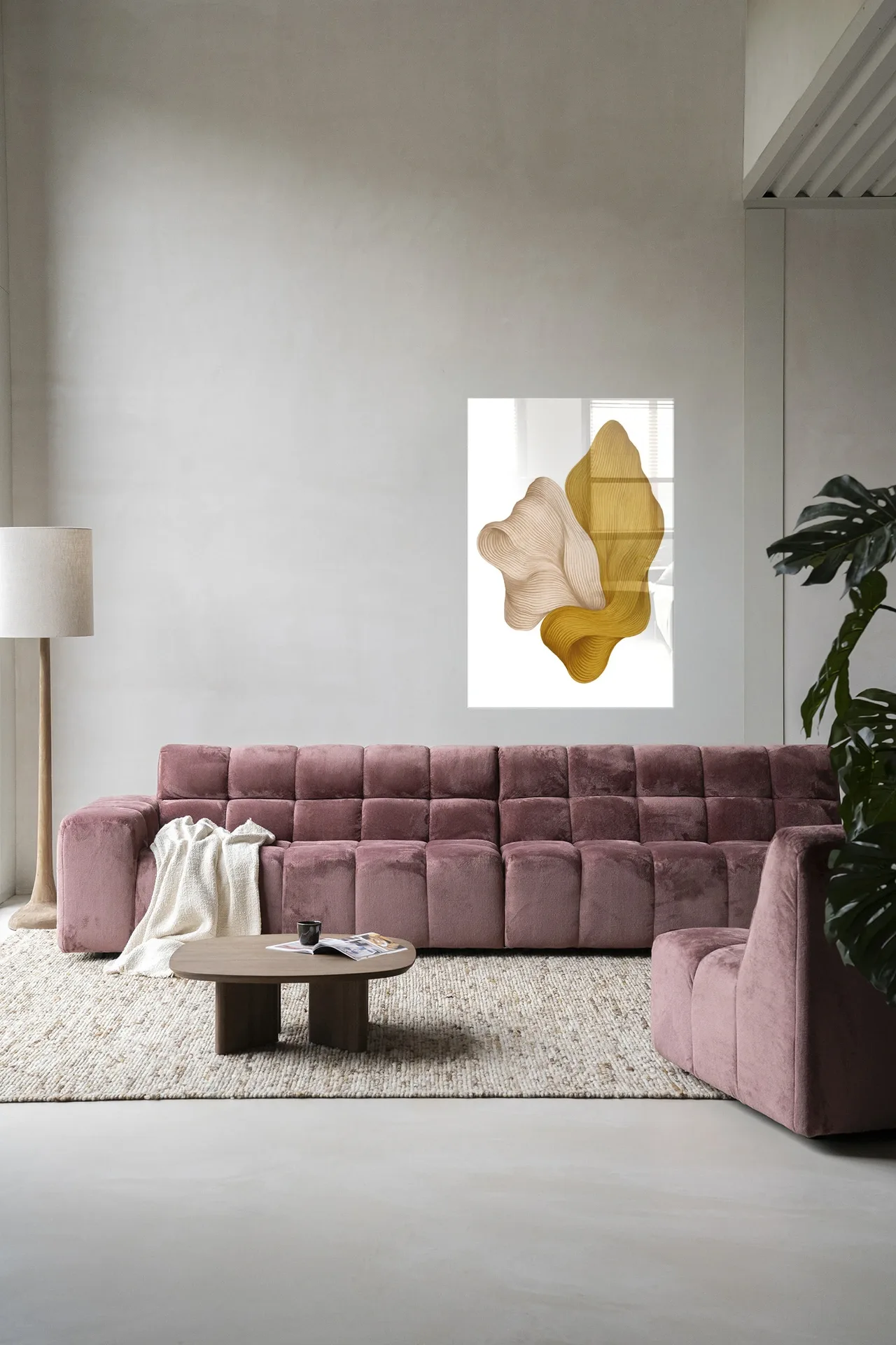 Wandkleed DWG-L - Urban Cotton hangend boven een roze bank in een moderne woonkamer