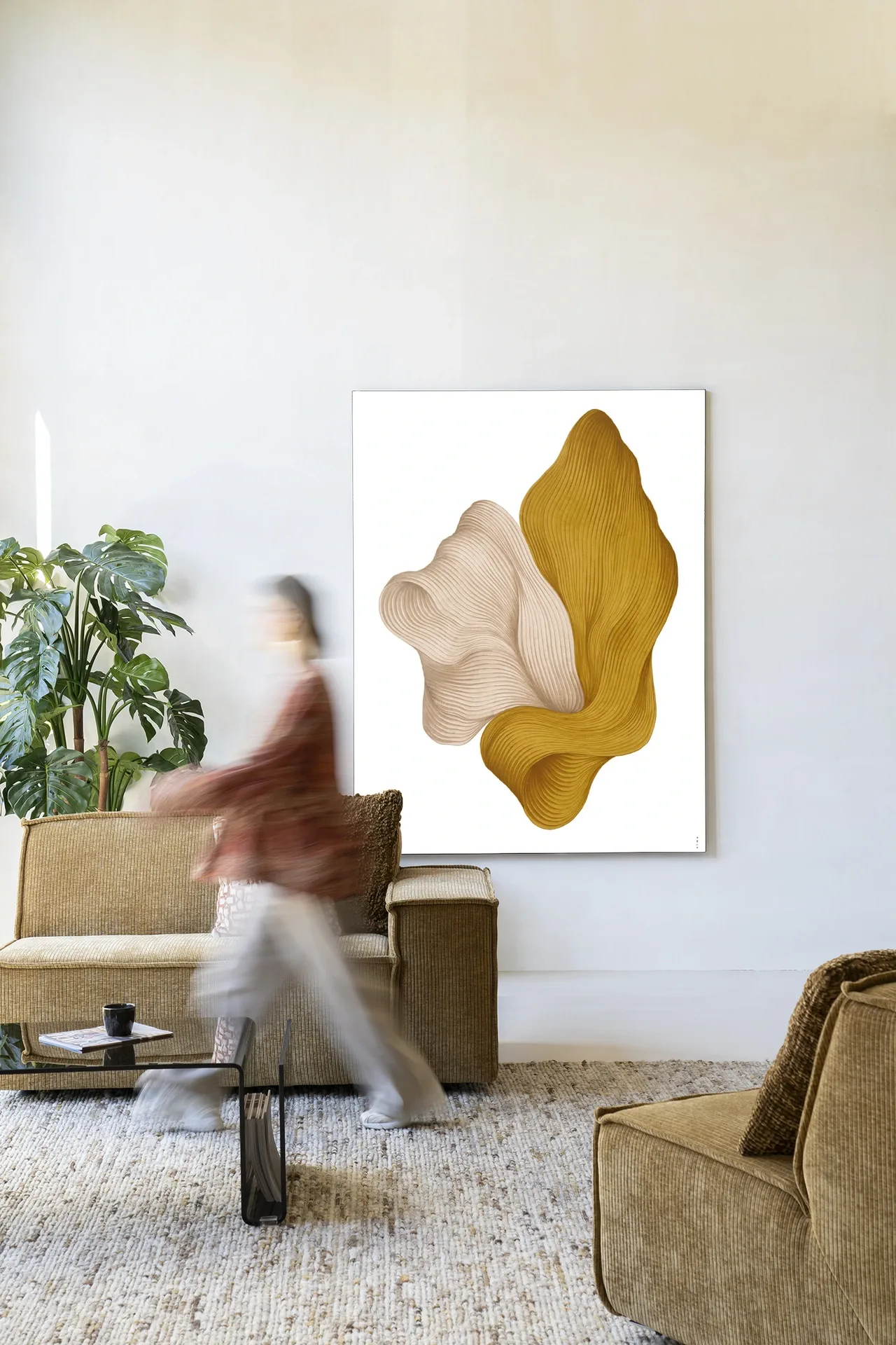 Wandkleed DWG-L - Urban Cotton in een moderne woonkamer met een persoon die voorbij loopt