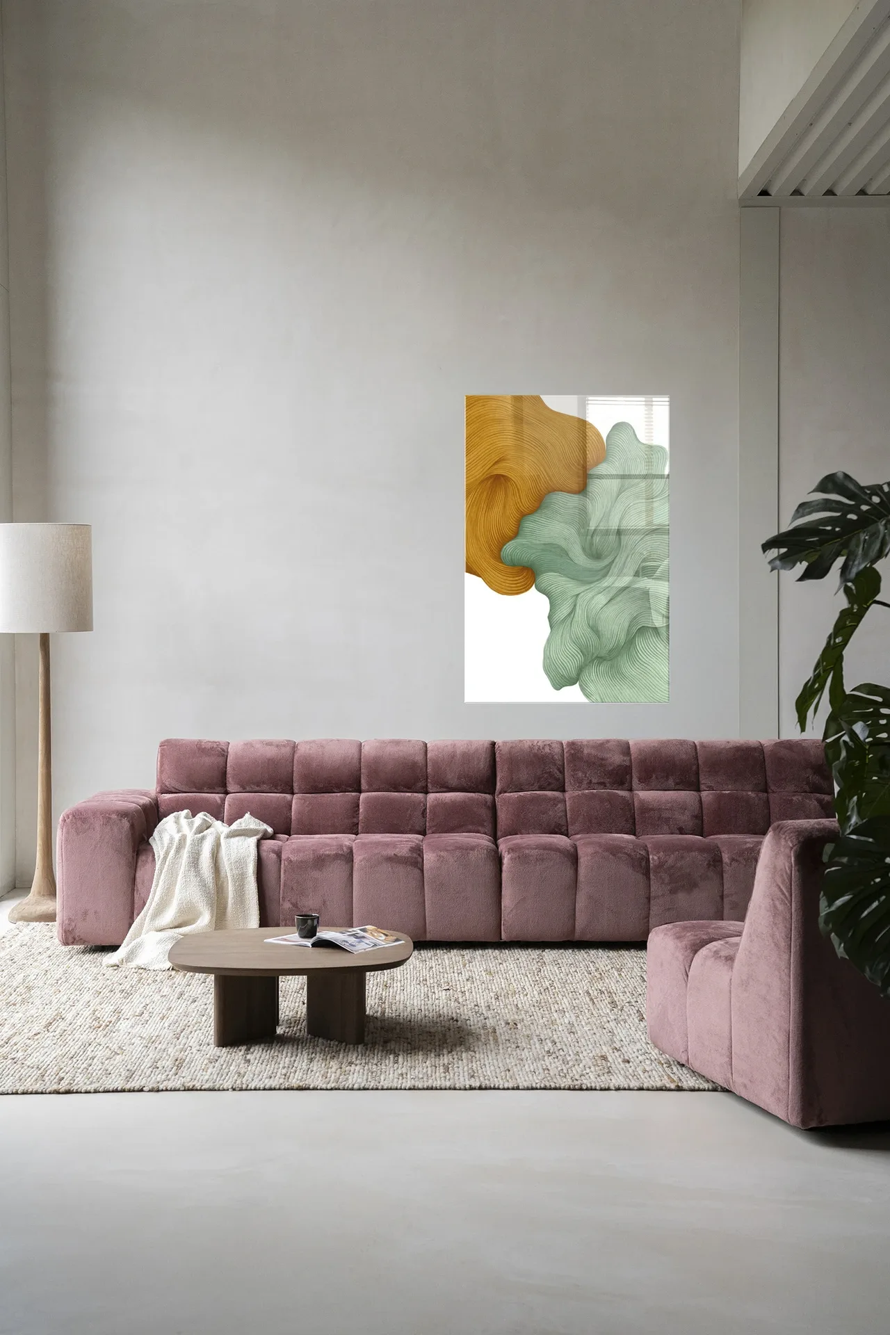 Wandkleed DWG-T - Urban Cotton hangend boven een roze bank in een moderne woonkamer