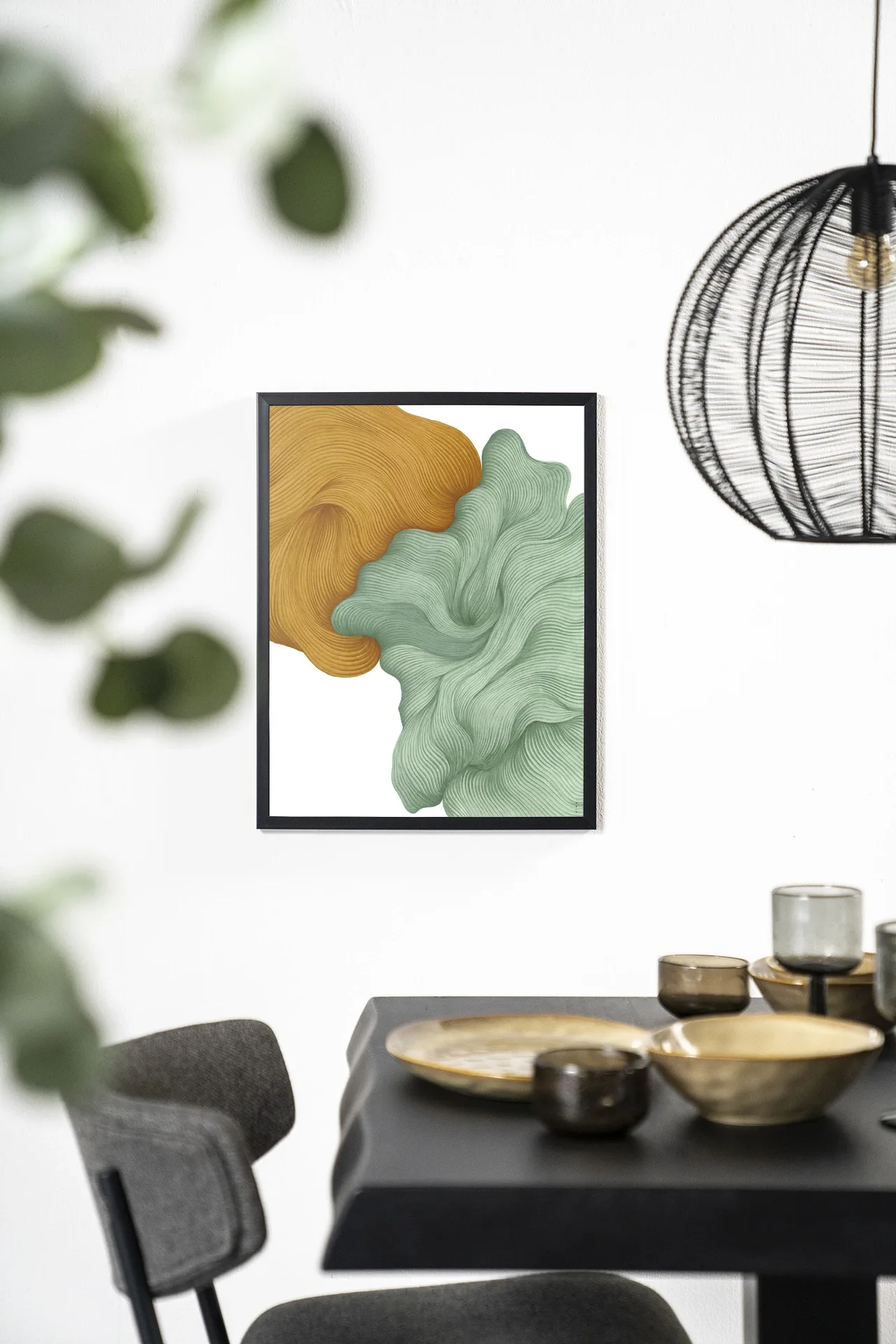 Wandkleed DWG-T - Urban Cotton hangend aan een witte muur boven een zwarte tafel