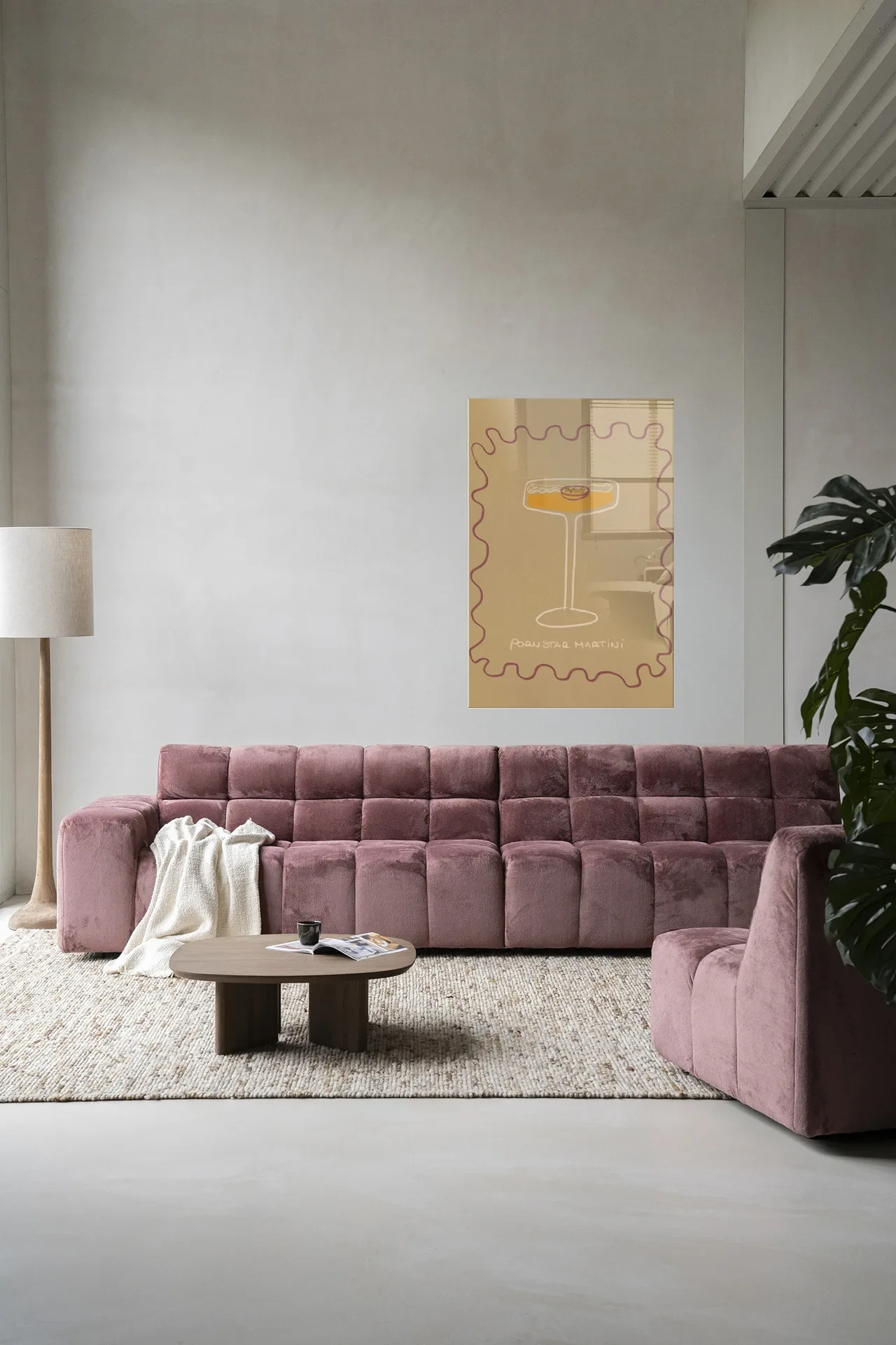 Wandteppich Poma - Urban Cotton hängt über einem rosa Sofa in einem modernen Wohnzimmer
