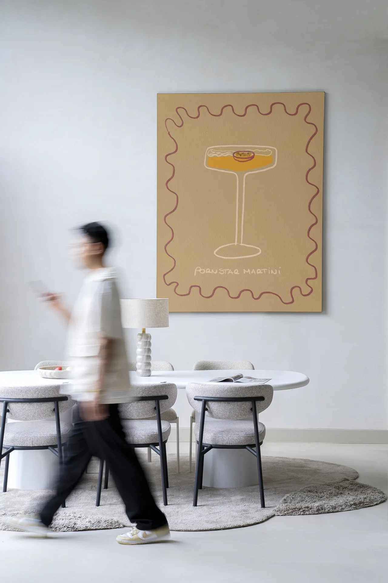 Wandteppich Poma - Urban Cotton hängt an einer hellen Wand in einem modernen Esszimmer
