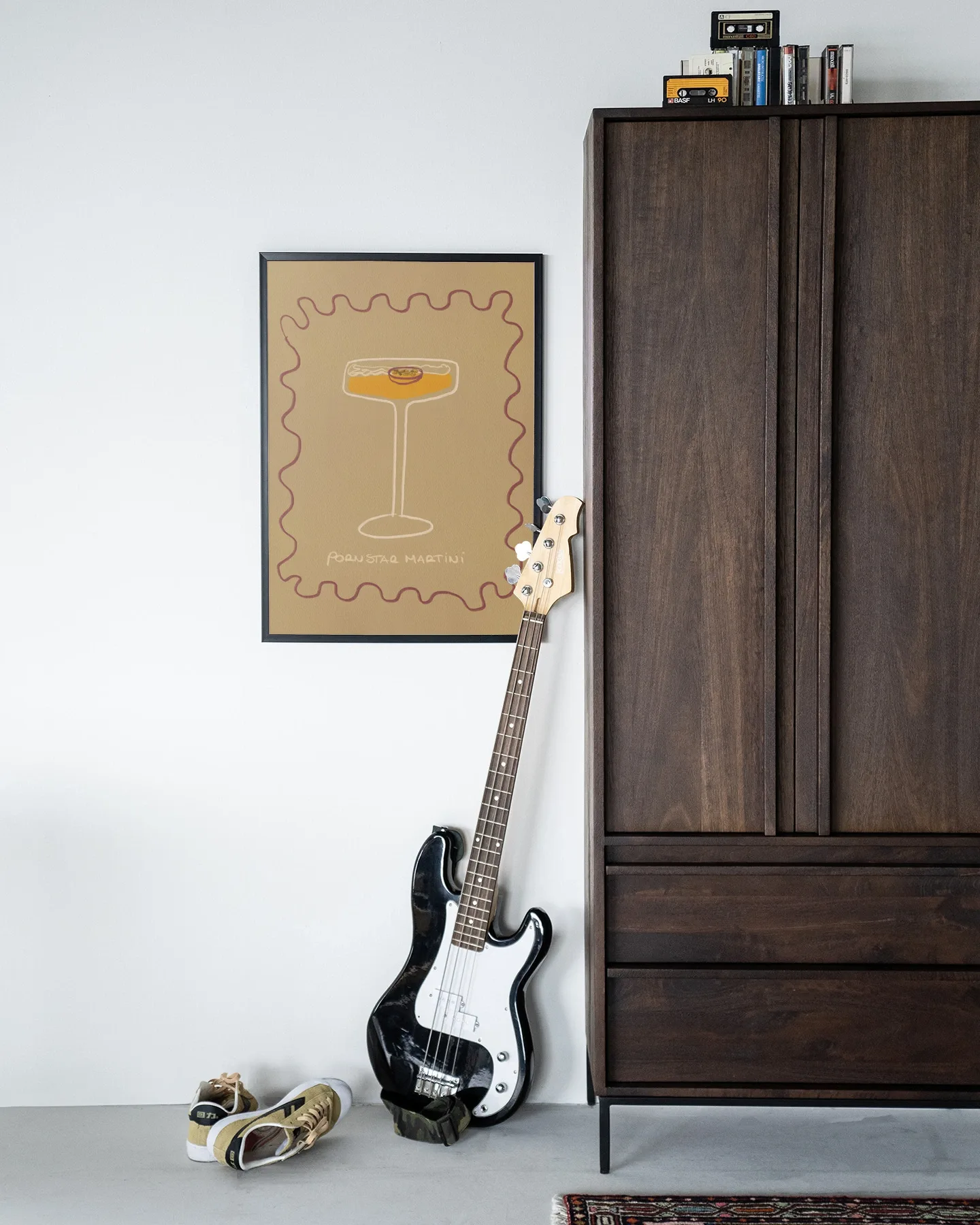 Wandteppich Poma in einer modernen Umgebung mit einer Bassgitarre und einem Holzschrank - Urban Cotton