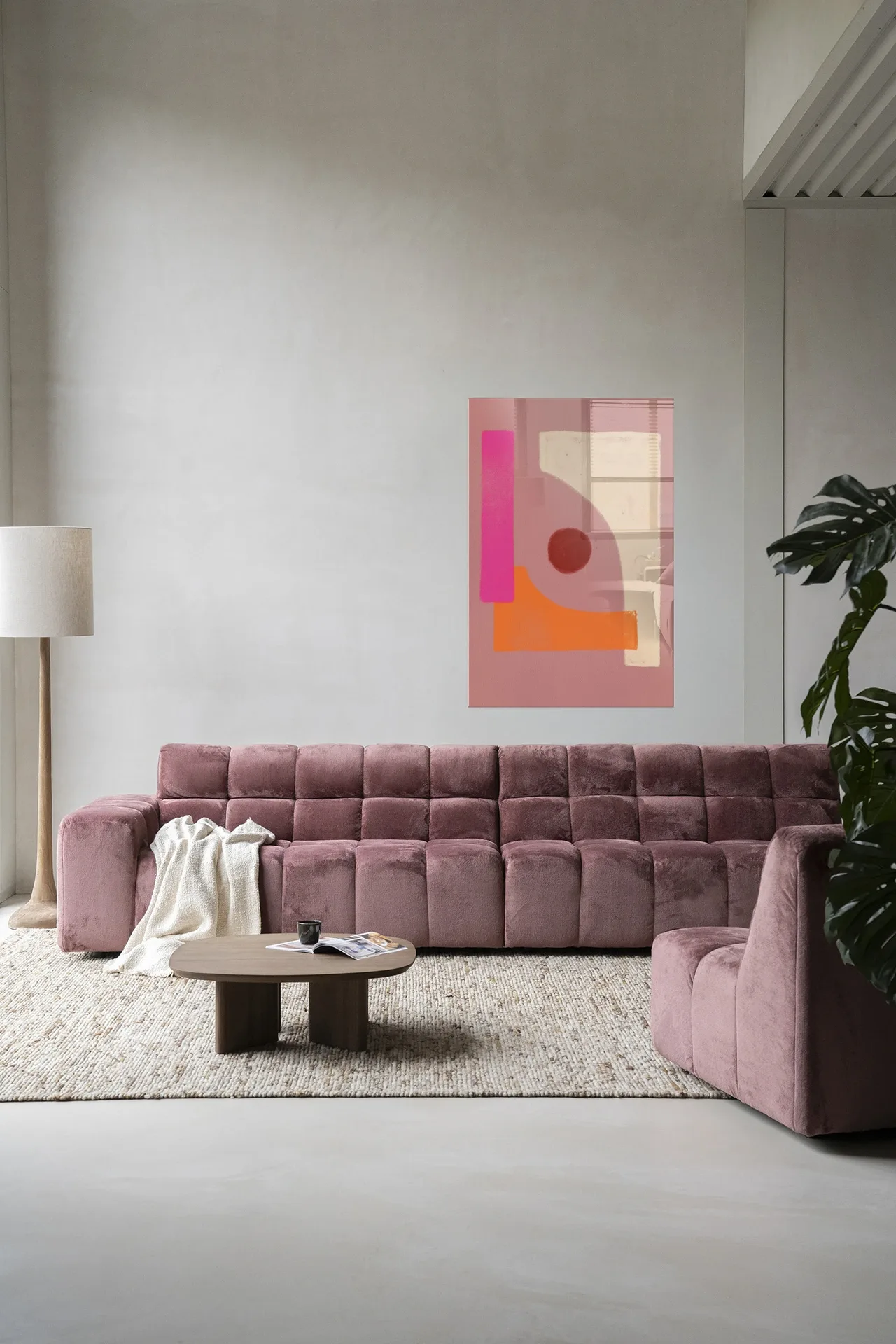 Wandteppich Indian Flavour - Urban Cotton hängt über einem rosa Sofa in einem modernen Wohnzimmer