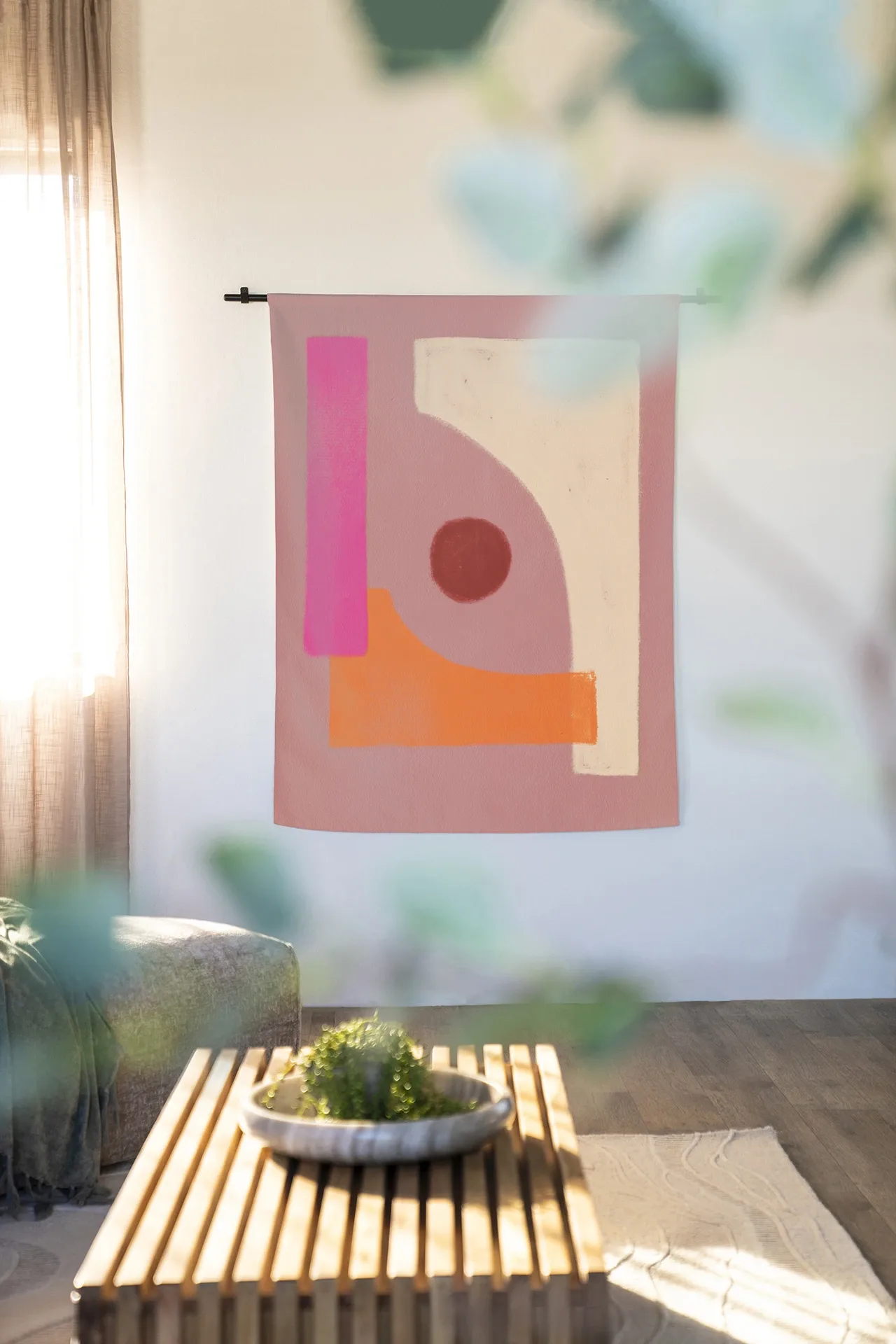 Wandteppich Indian Flavour - Urban Cotton hängt an einer schwarzen Stange in einem hellen Wohnzimmer mit Couchtisch
