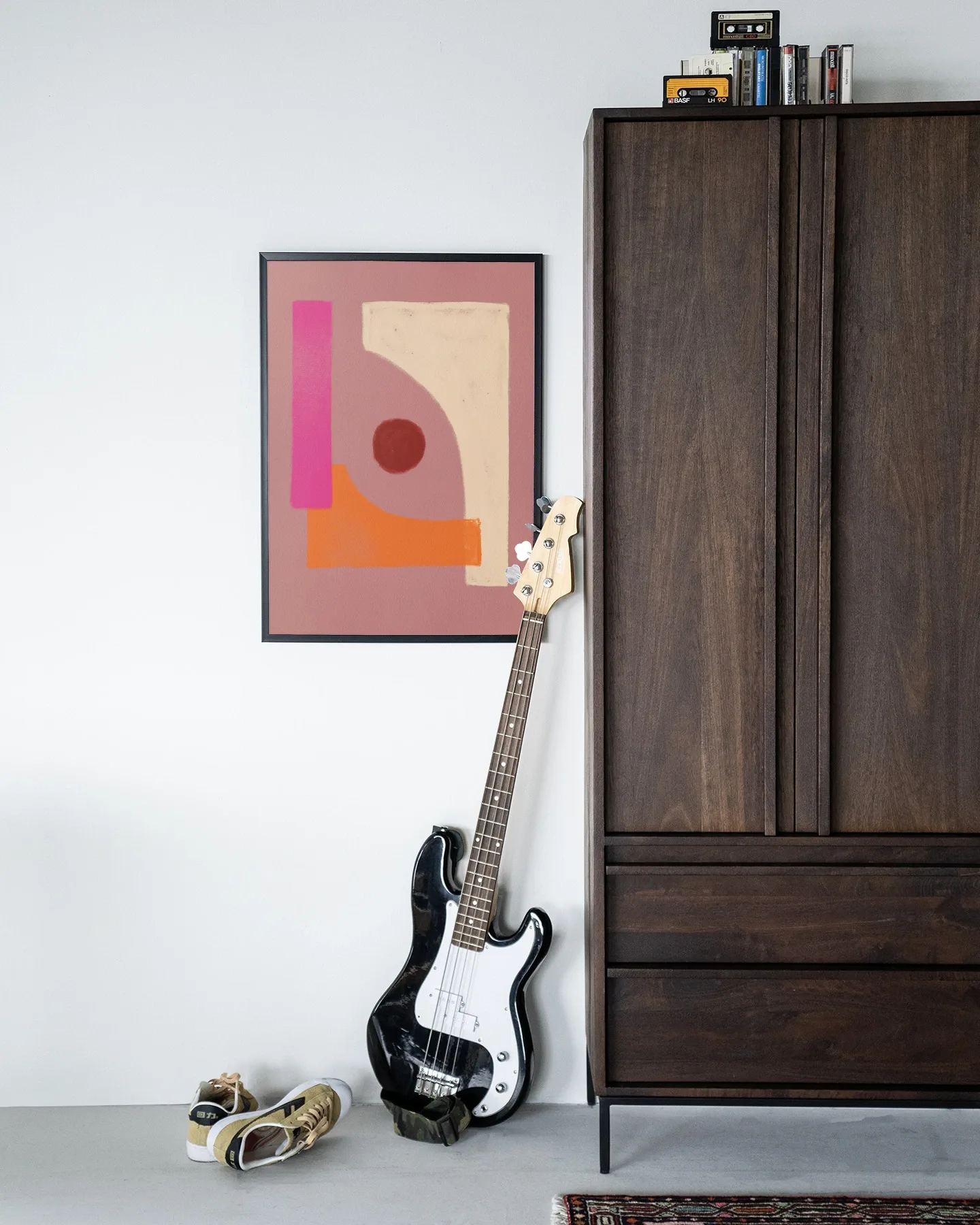 Wandteppich Indian Flavour - Urban Cotton hängt an einer weißen Wand neben einem dunkelbraunen Schrank