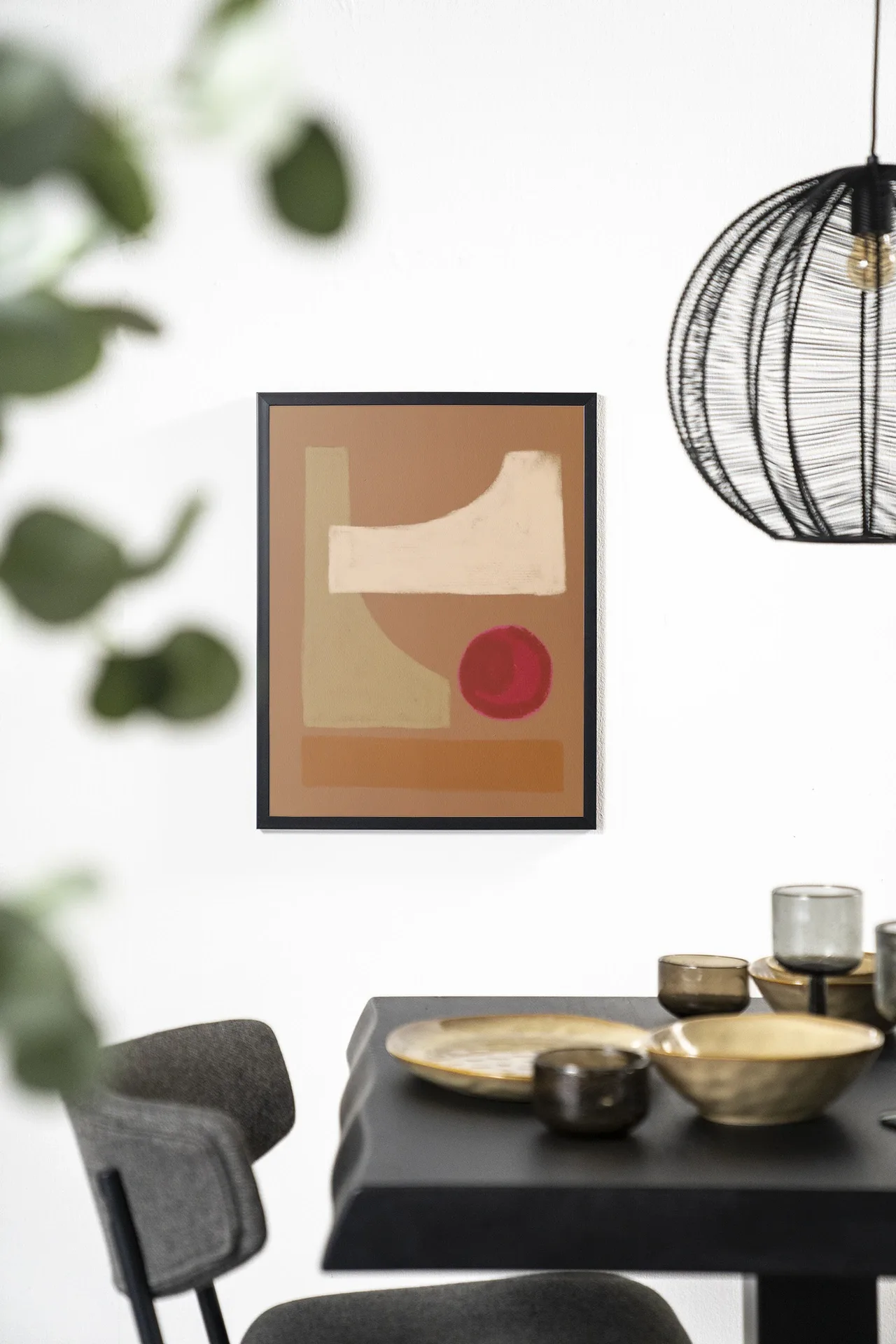 Wandteppich Spice - Urban Cotton hängt an einer weißen Wand über einem schwarzen Tisch mit goldenem Geschirr