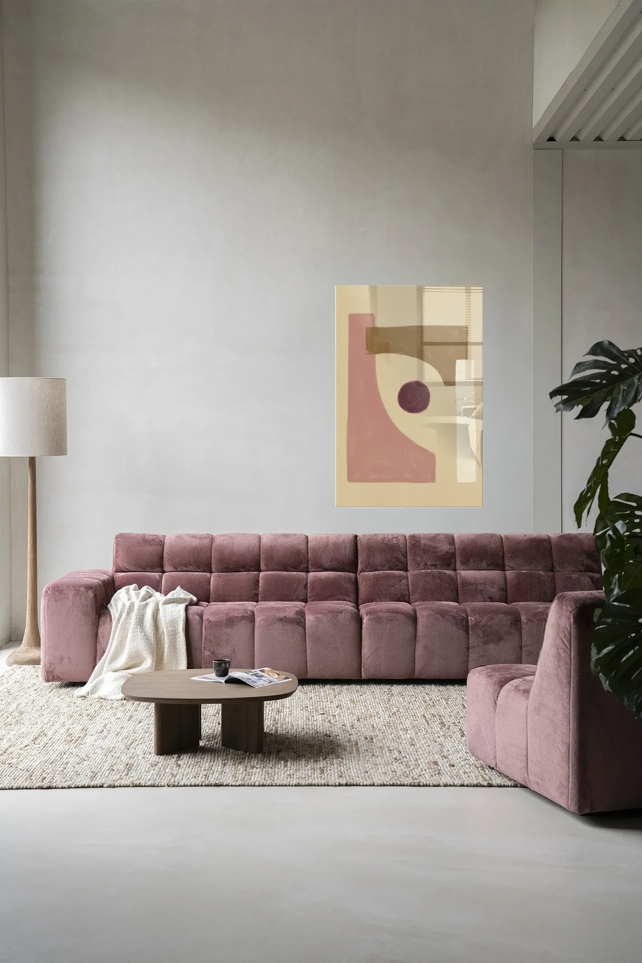 Wandkleed Herbs van Urban Cotton hangt boven een roze bank in een lichte woonkamer