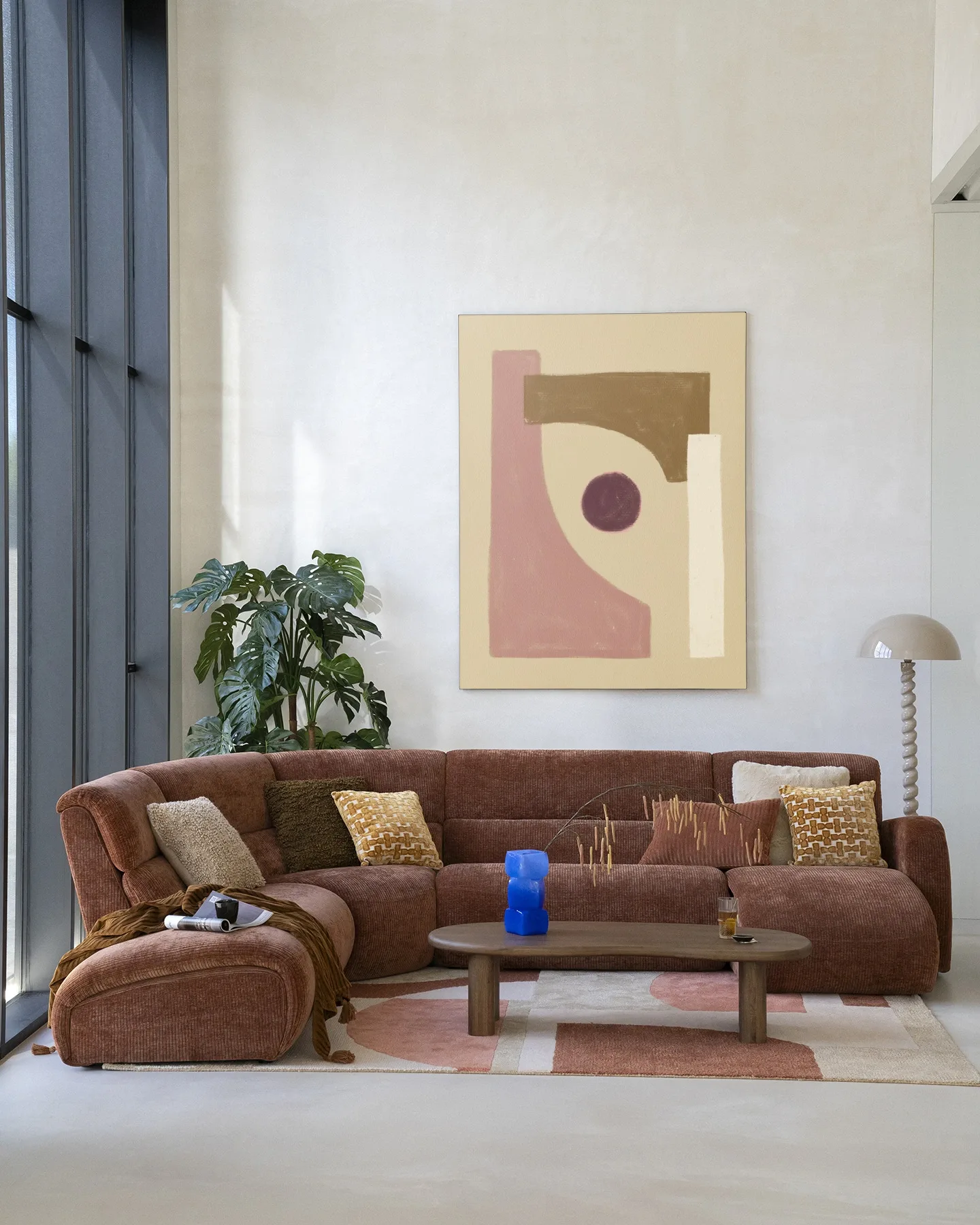 Wandkleed Herbs in een lichte woonkamer met bruine bank en een ovale salontafel - Urban Cotton