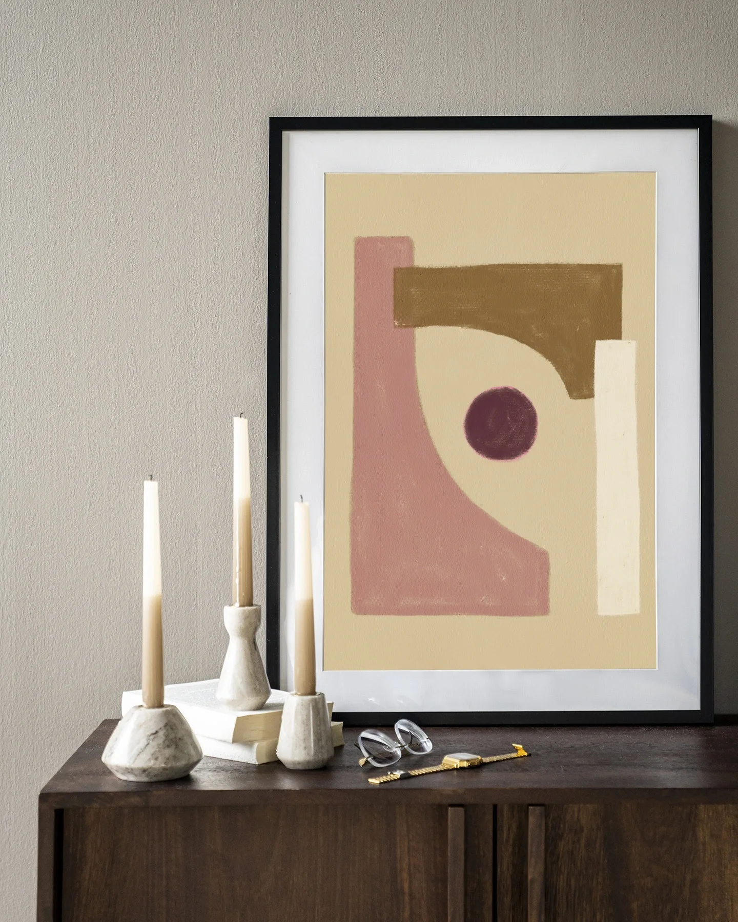 Wandkleed Herbs - Urban Cotton hangt boven een houten dressoir met kaarsen en een bril