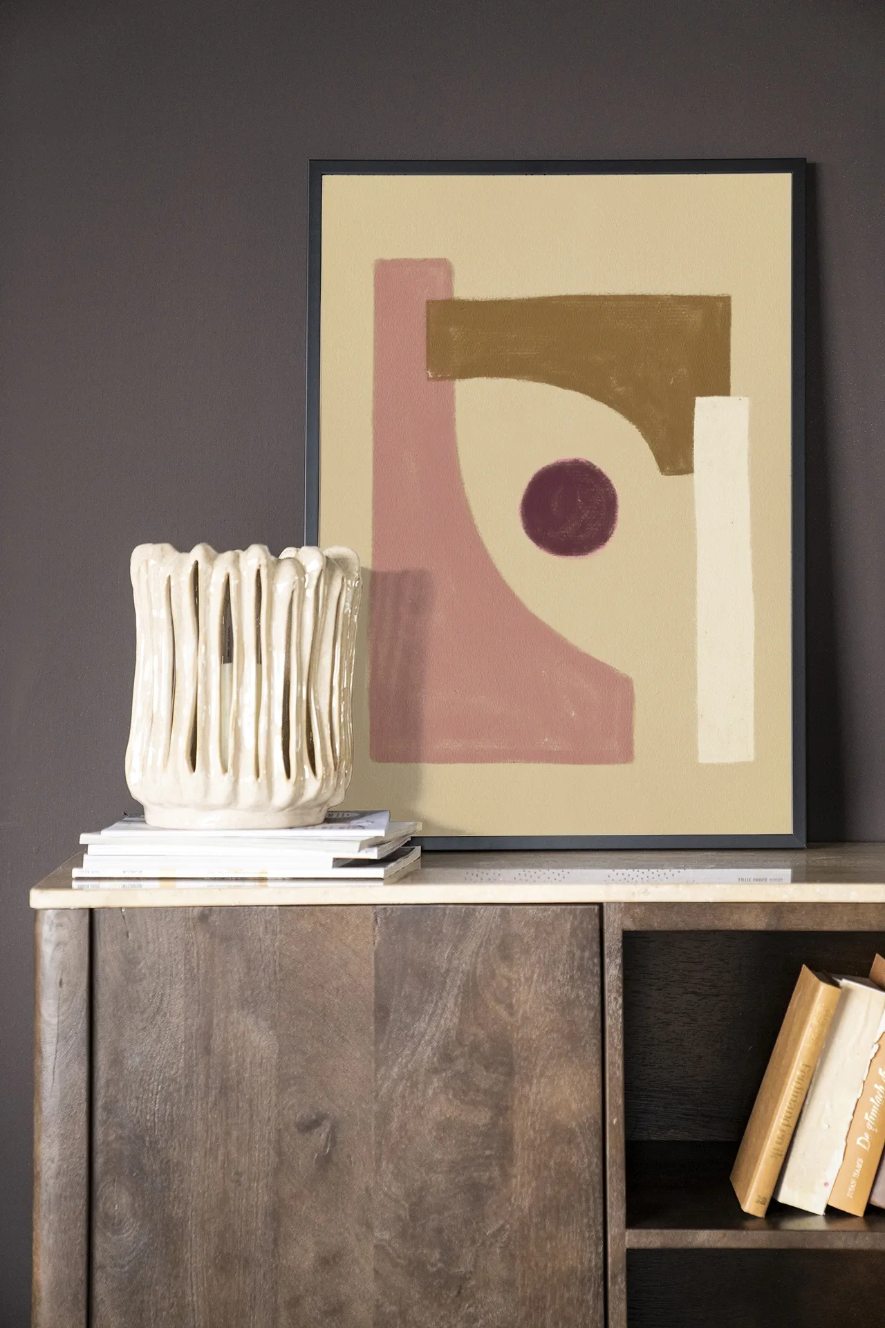 Wandkleed Herbs hangt boven een houten dressoir met een vaas en boeken in een sfeervolle setting - Urban Cotton
