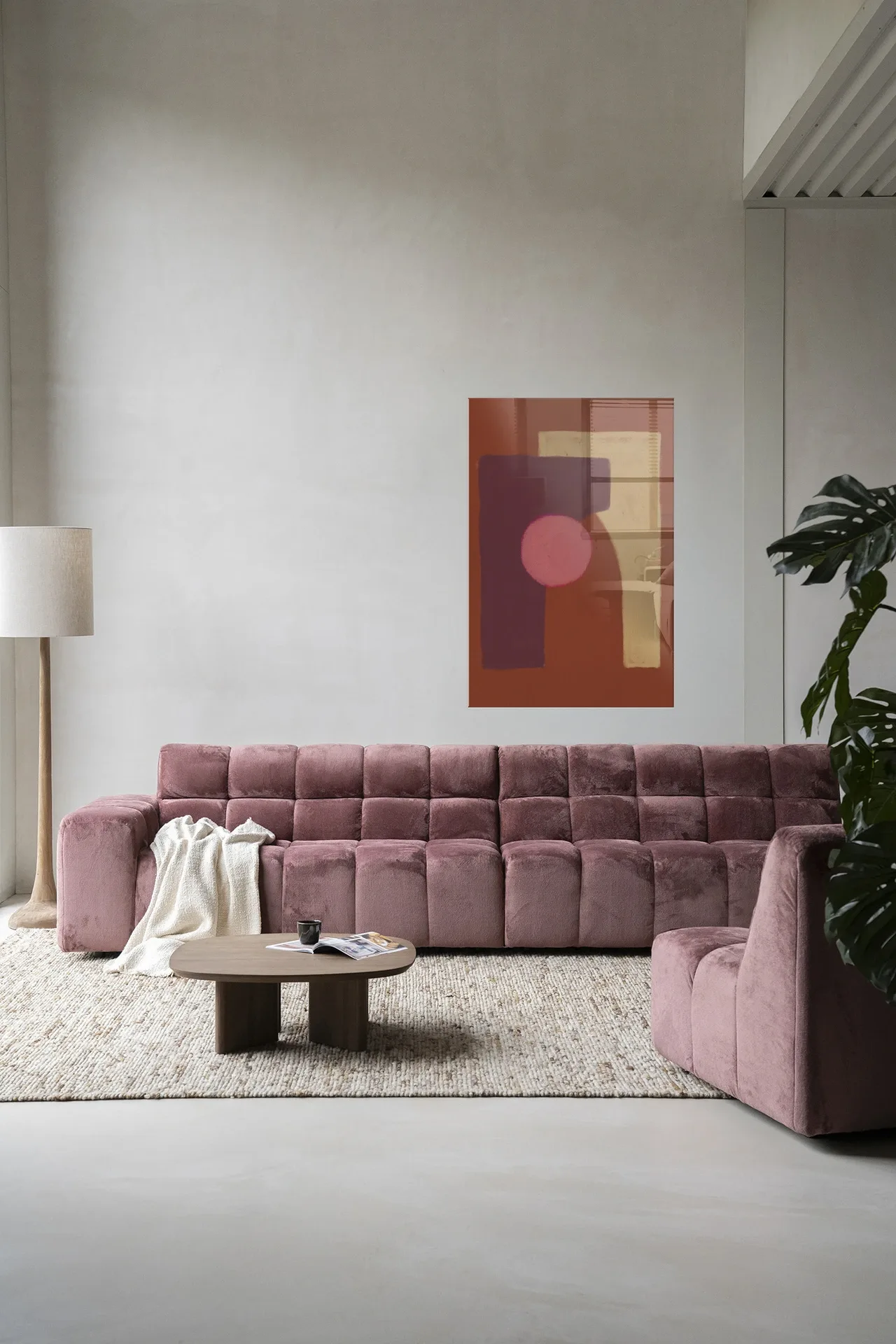 Wandkleed Herbal - Urban Cotton hangt boven een roze bank in een moderne woonkamer