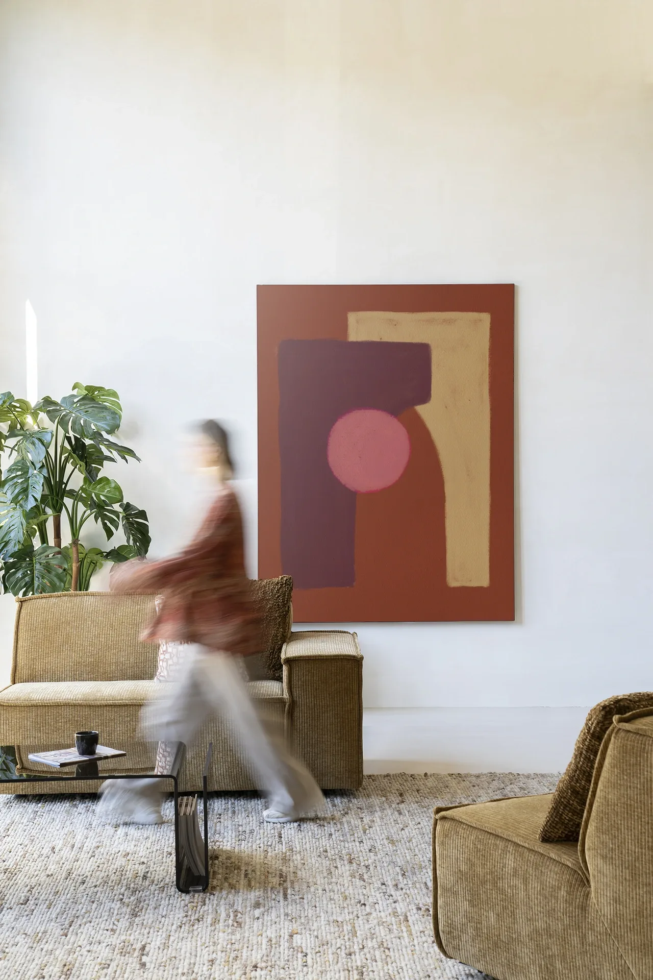 Wandkleed Herbal - Urban Cotton in een moderne woonkamer met bank, salontafel en plant
