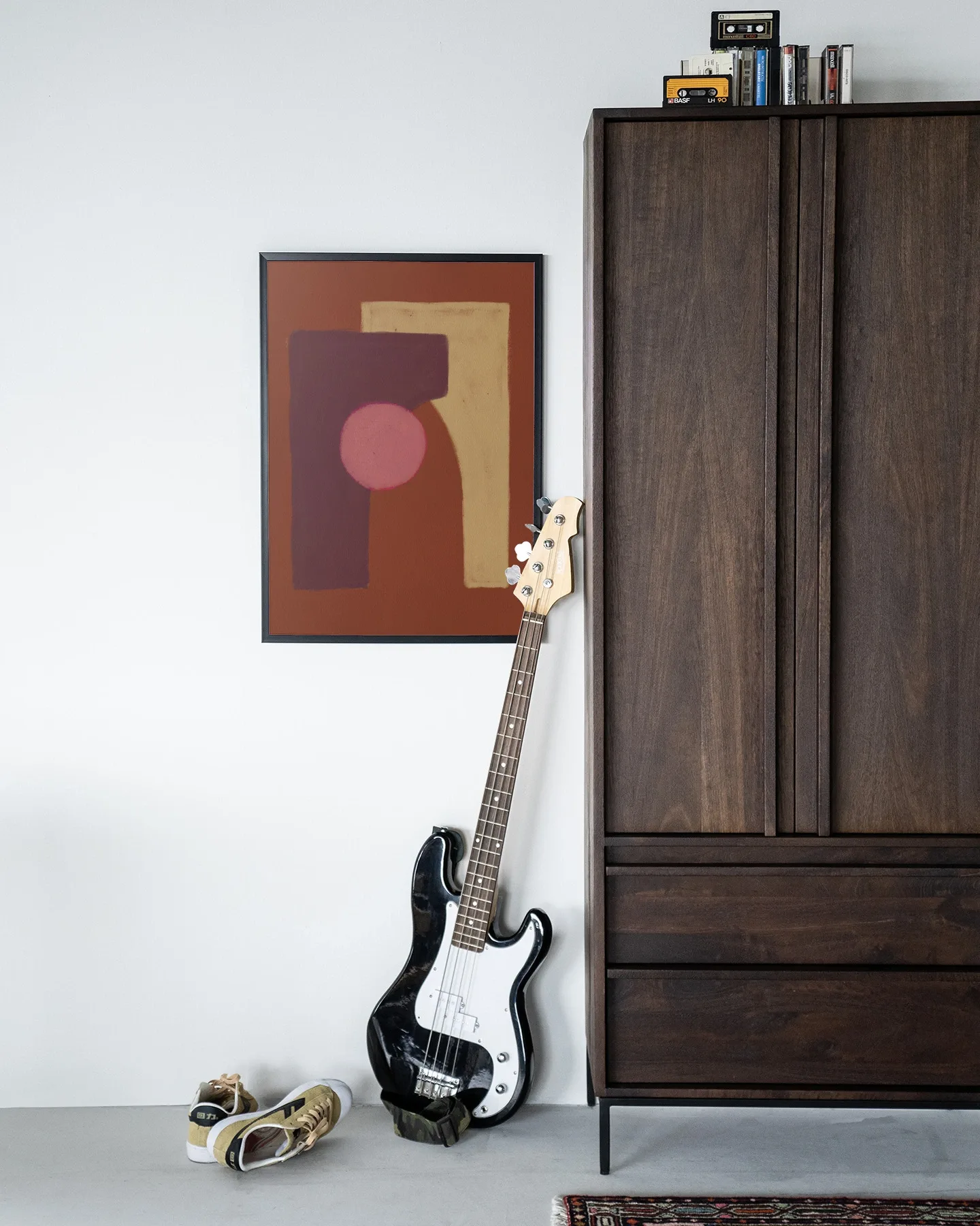 Wandkleed Herbal - Urban Cotton in een modern interieur met basgitaar en houten kast