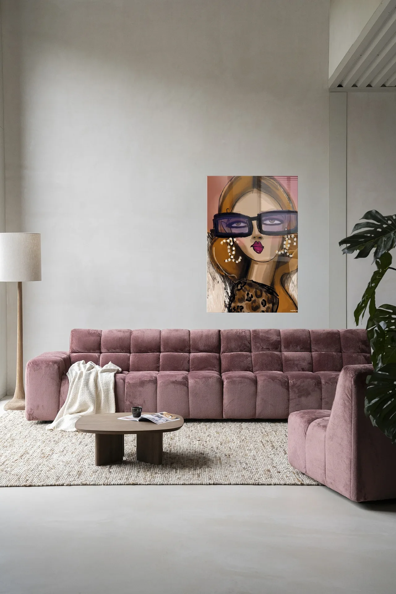 Wandkleed Diva in een moderne woonkamer met een roze bank en houten salontafel - Urban Cotton
