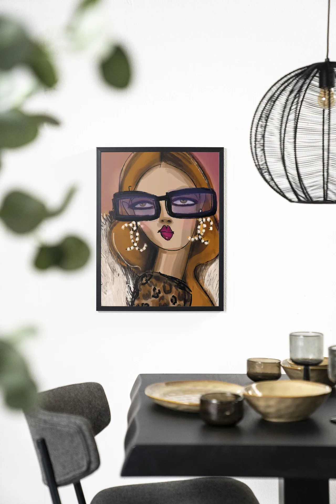 Wandkleed Diva in een zwarte lijst hangend aan een witte muur boven een zwarte tafel - Urban Cotton