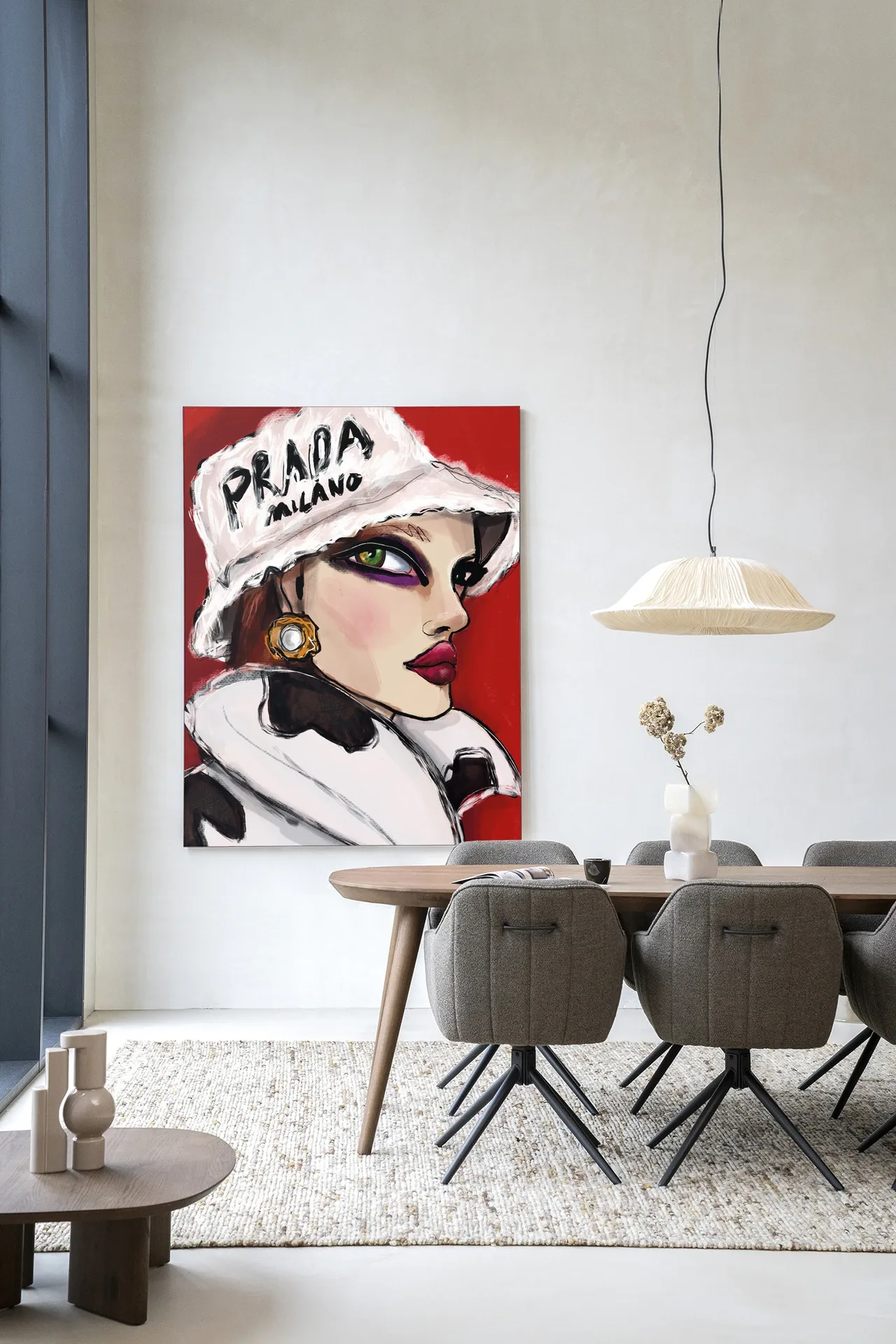 Wandkleed Julie - Urban Cotton in een moderne eetkamer met een houten tafel en grijze stoelen