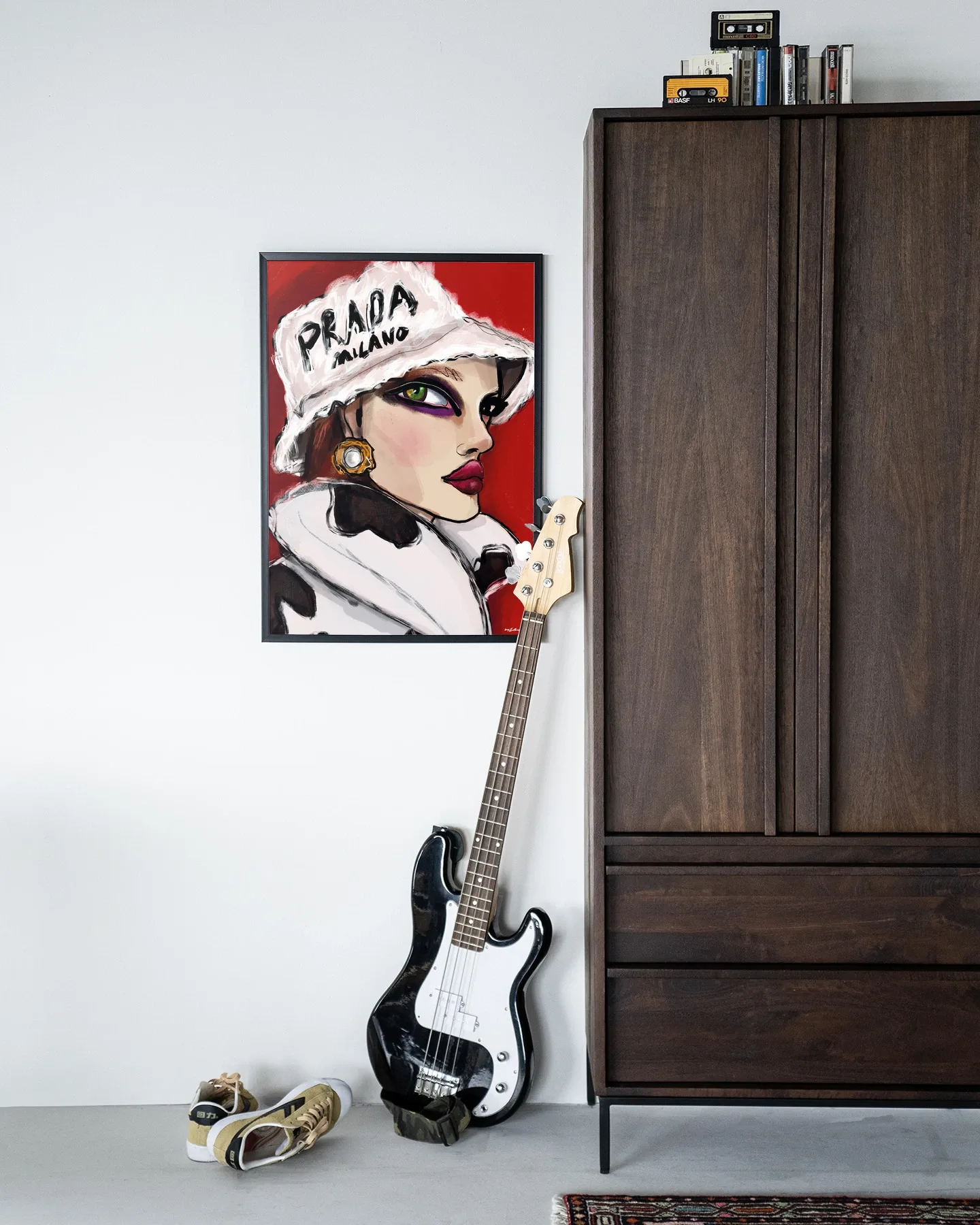 Wandkleed Julie - Urban Cotton hangend aan een witte muur naast een houten kast