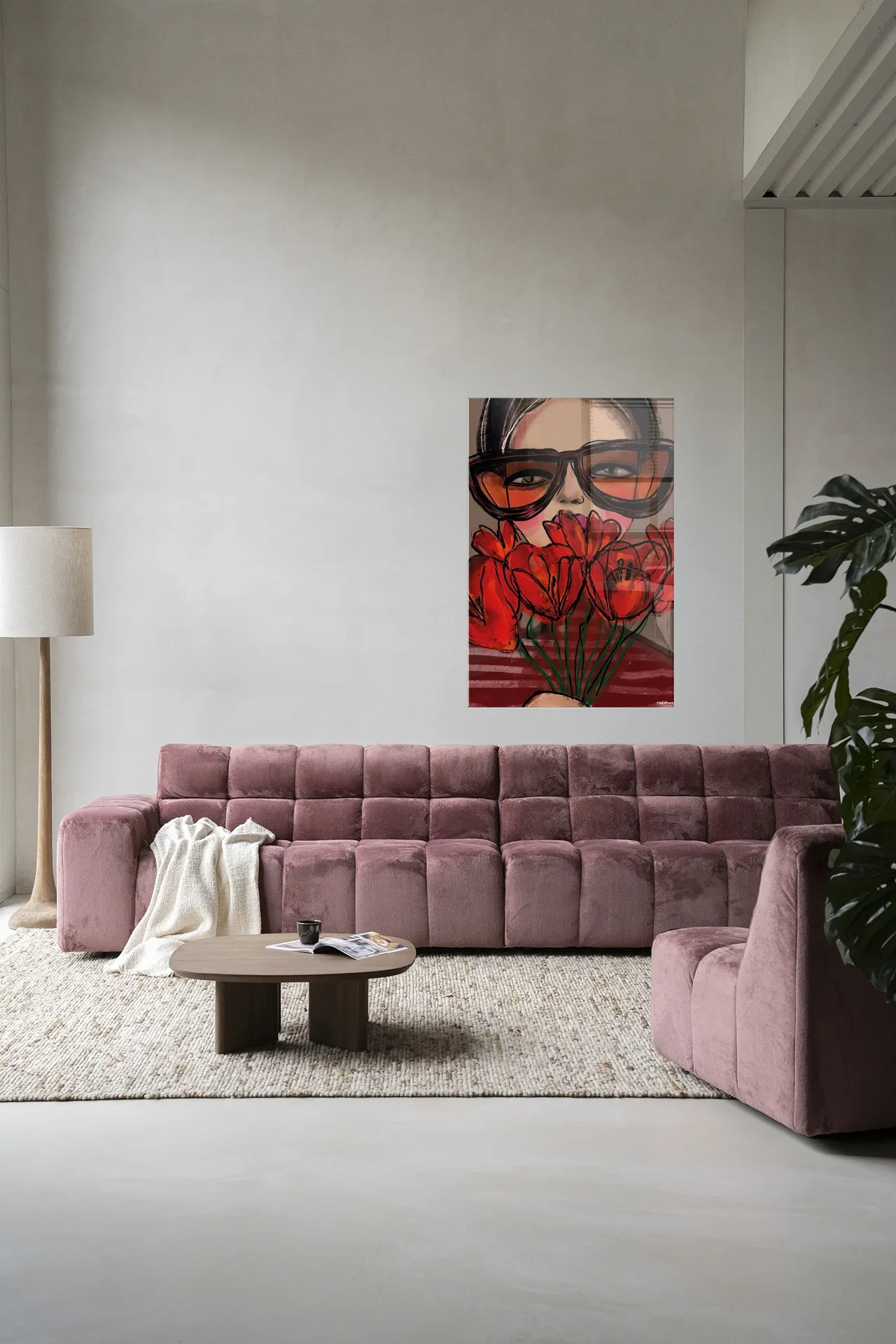 Wandkleed Poppy in een modern interieur boven een roze bank, met een vloerlamp en plant - Urban Cotton