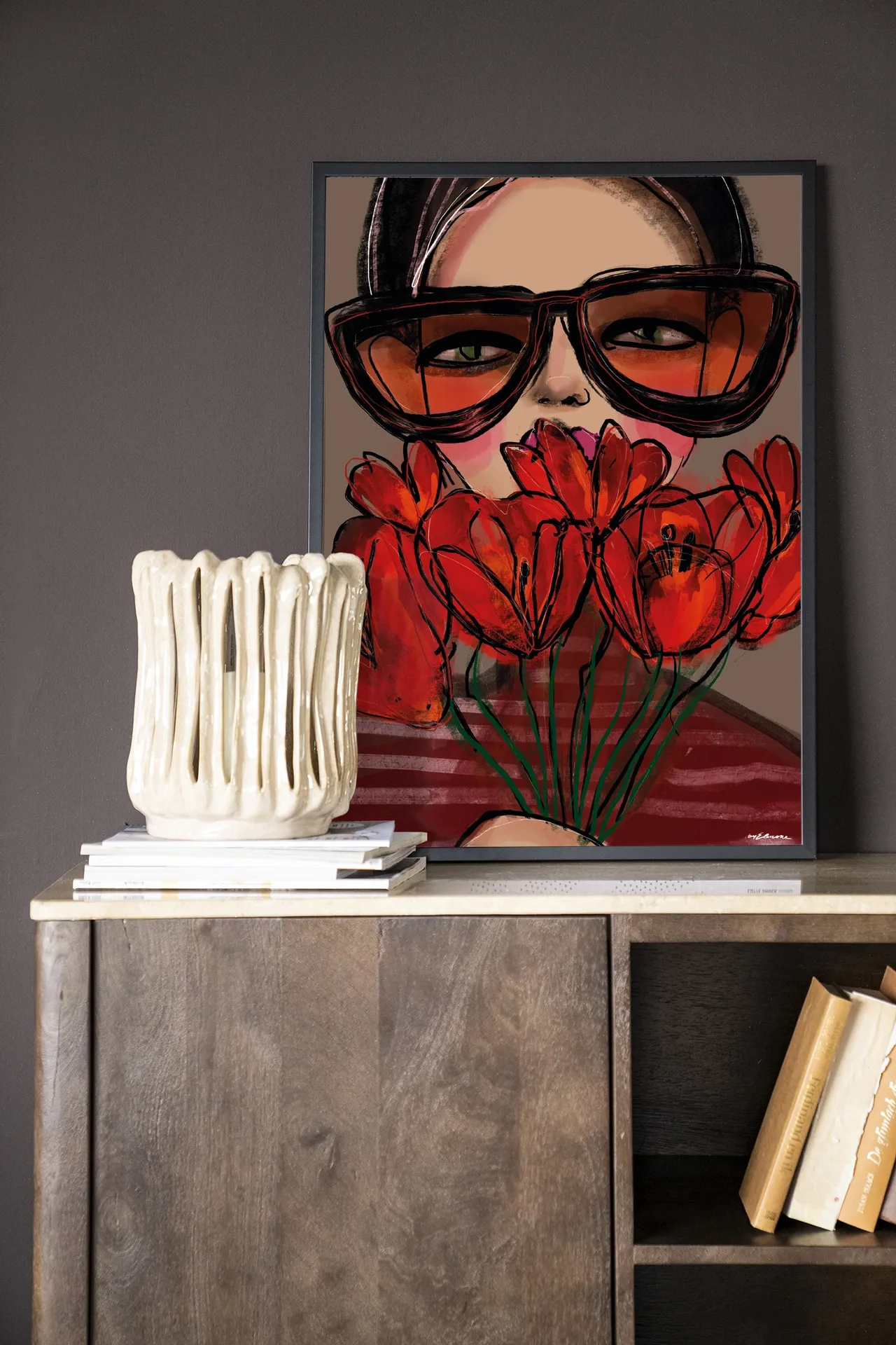 Wandkleed Poppy - Urban Cotton in een donkere setting met een vaas en boeken op een houten kast
