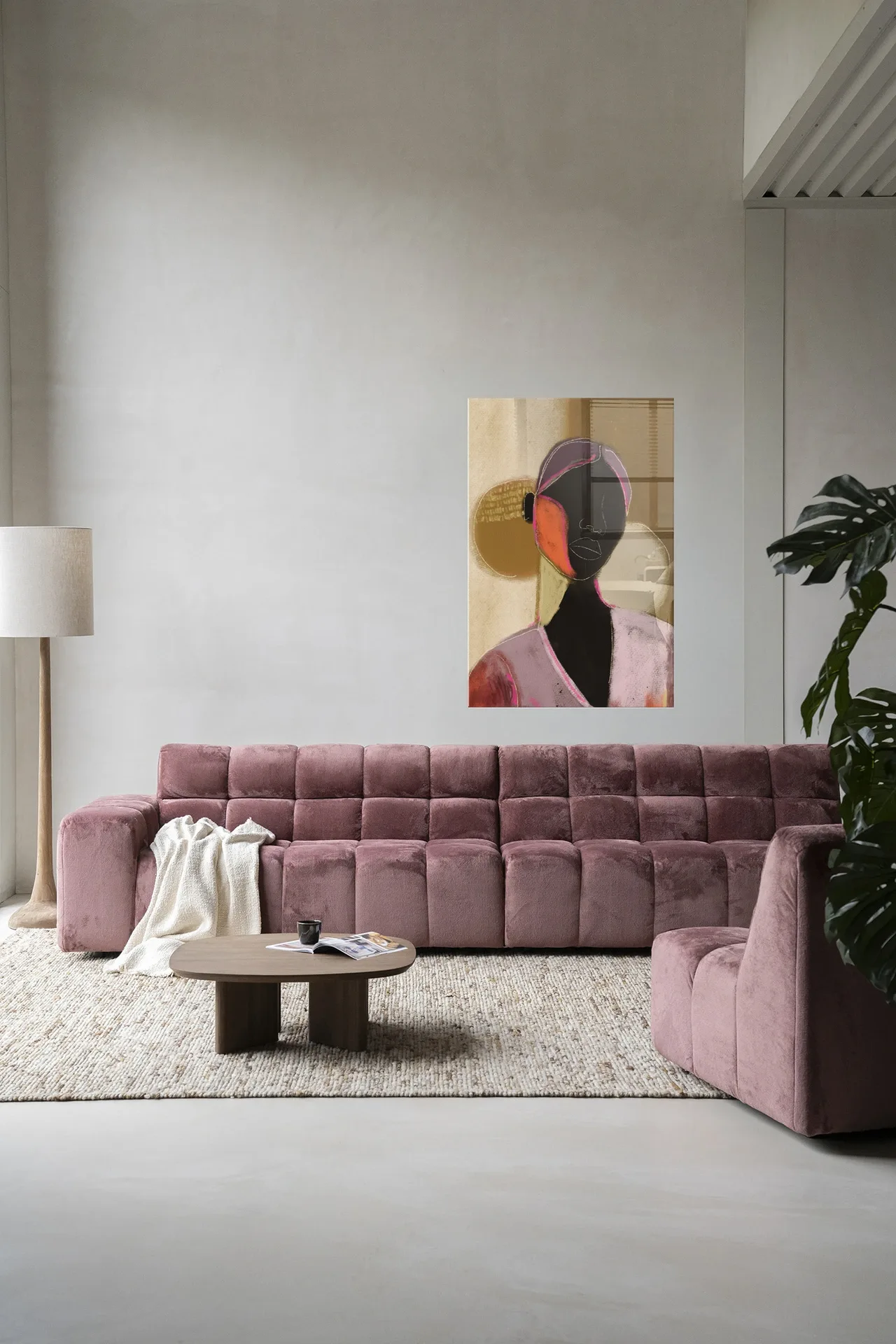 Wandteppich Silhouette Lady 1 hängt über einem rosa Sofa in einem modernen Wohnzimmer - Urban Cotton
