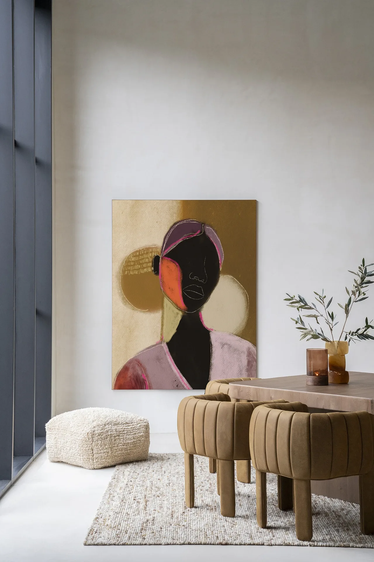 Wandteppich Silhouette Lady 1 - Urban Cotton hängt an einer hellen Wand in einem modernen Esszimmer