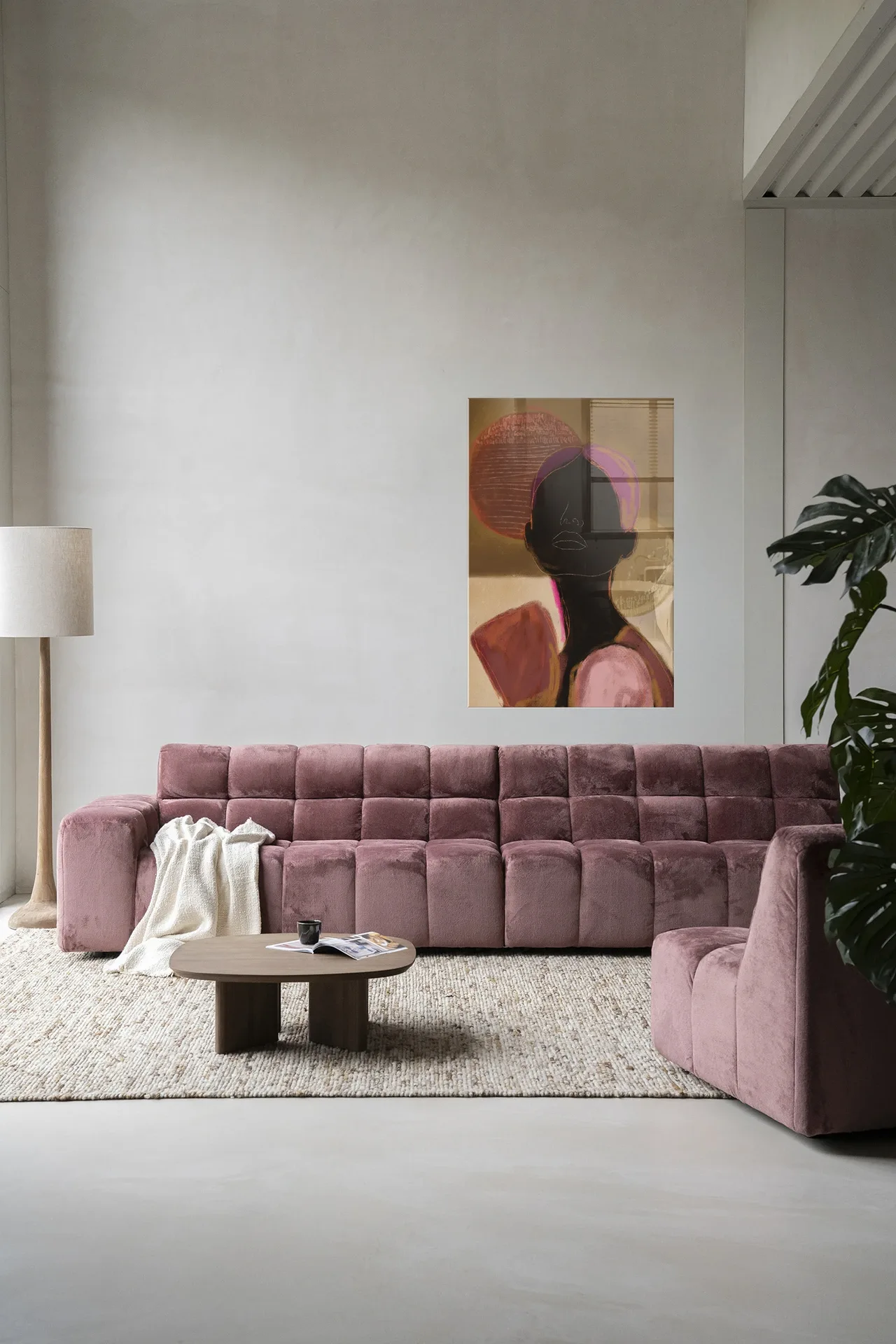 Wandkleed Silhouette Lady 2 - Urban Cotton hangend boven een roze bank in een moderne woonkamer