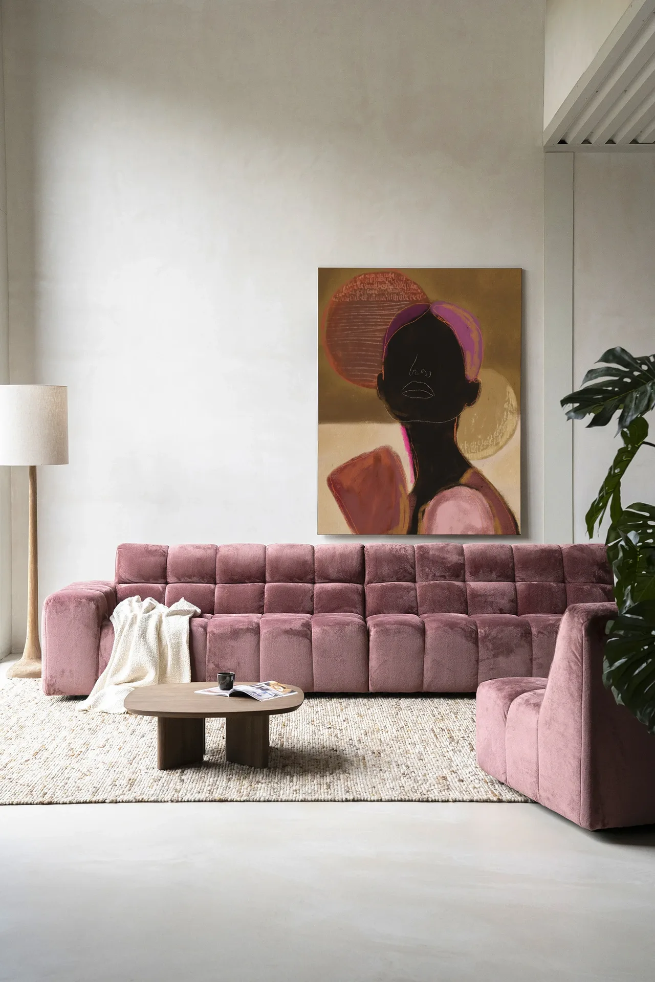 Wandkleed Silhouette Lady 2 - Urban Cotton hangend boven een roze bank in een lichte woonkamer