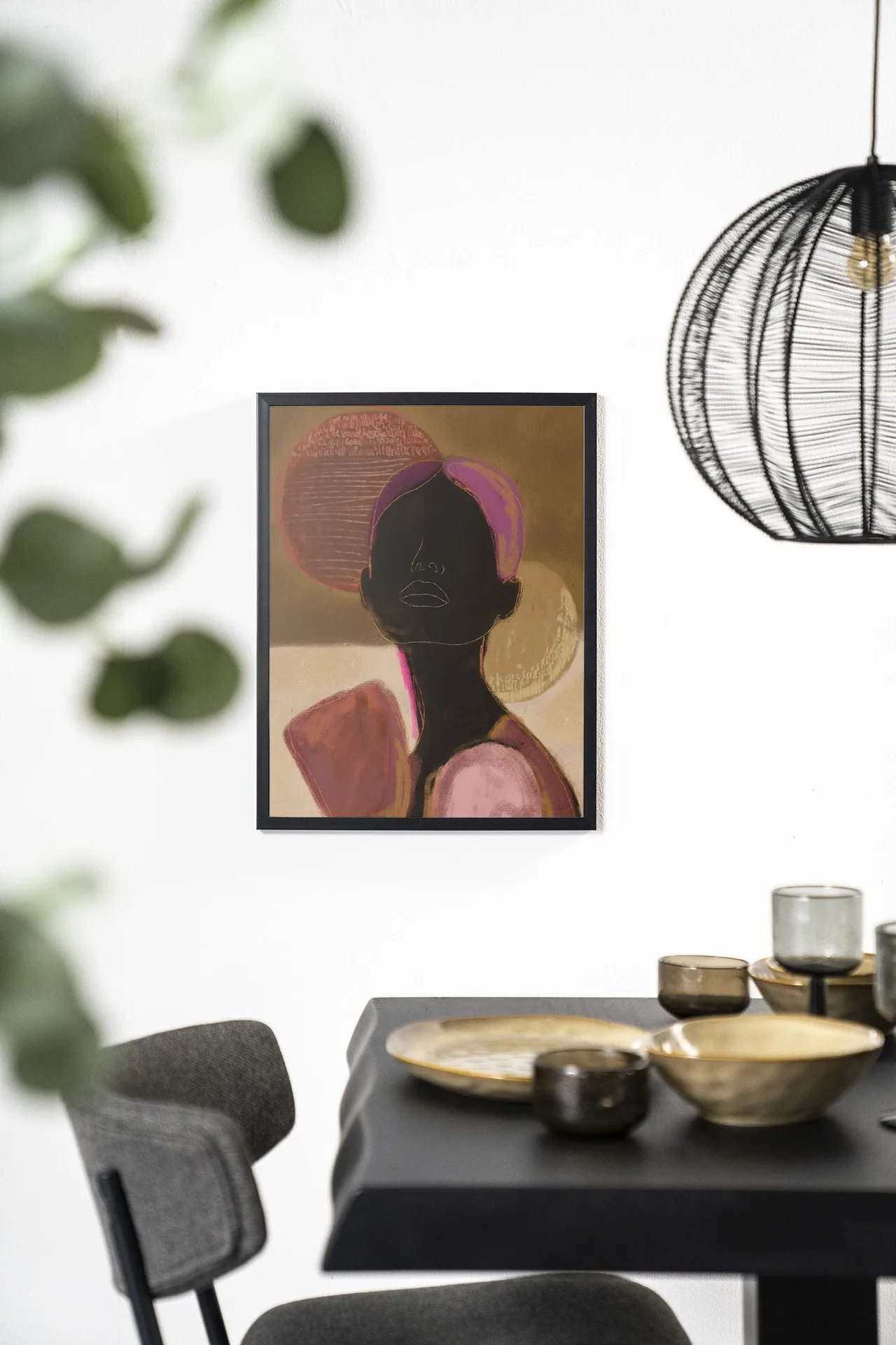 Wandkleed Silhouette Lady 2 - Urban Cotton hangt aan een witte muur boven een zwarte tafel