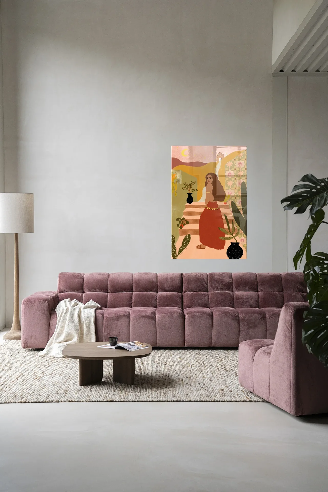 Ein Wandteppich Caribbean Night - Urban Cotton hängt über einem rosa Sofa in einem modernen Wohnzimmer